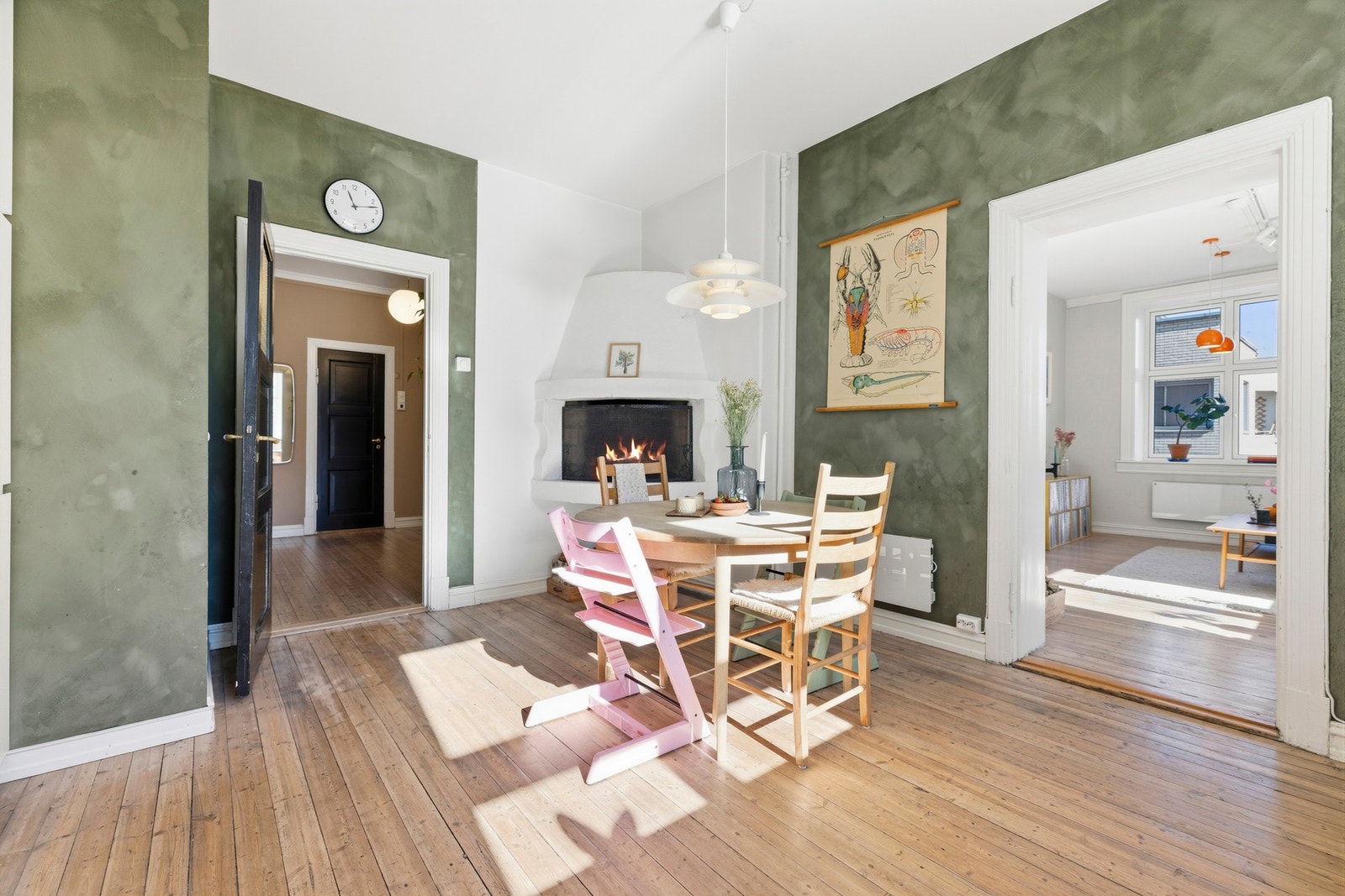 Lekkert kjøkken med spiseplass og peis Galleribilde