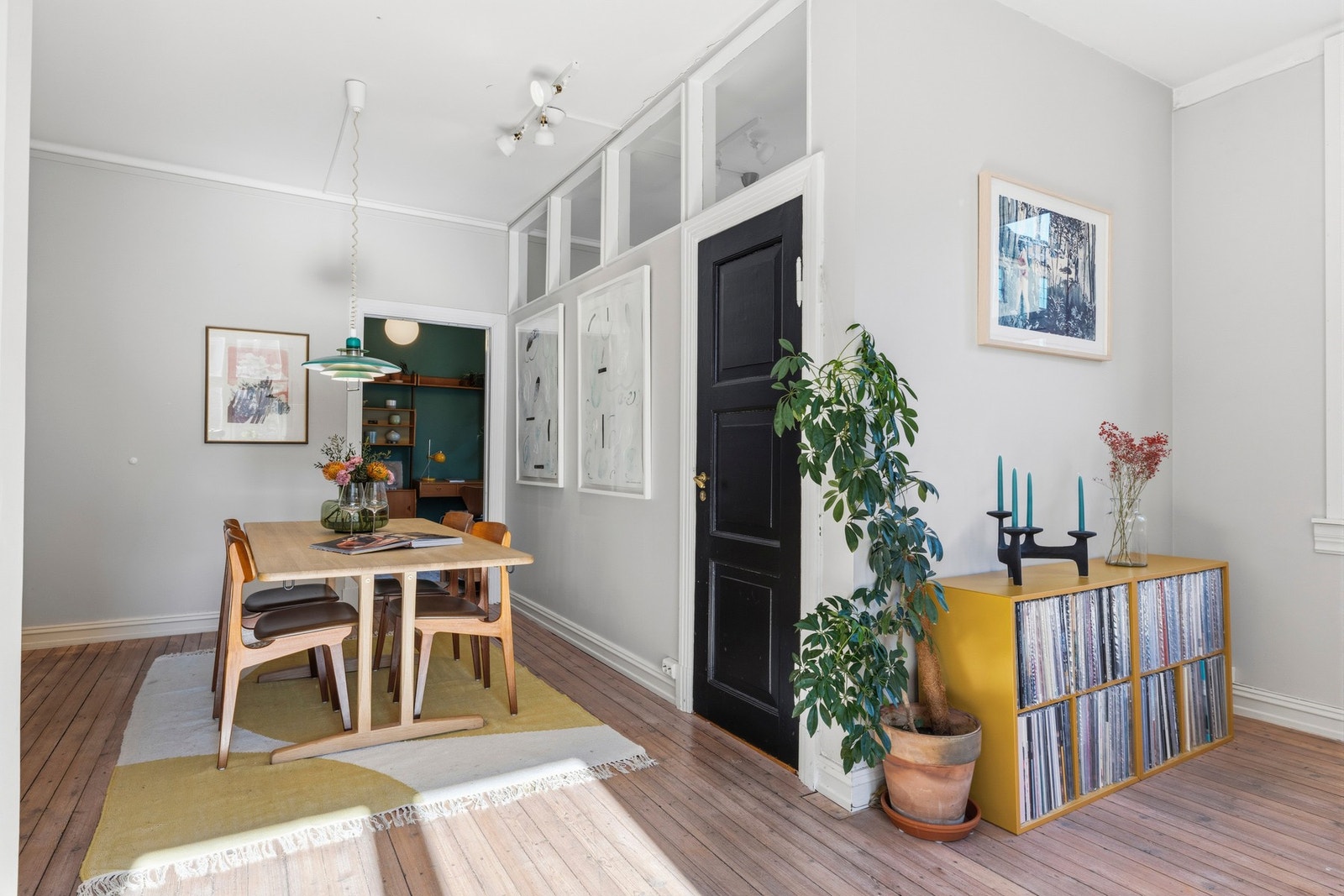 Leiligheten har originale tregulv samt malte slette vegg- og takflater Galleribilde