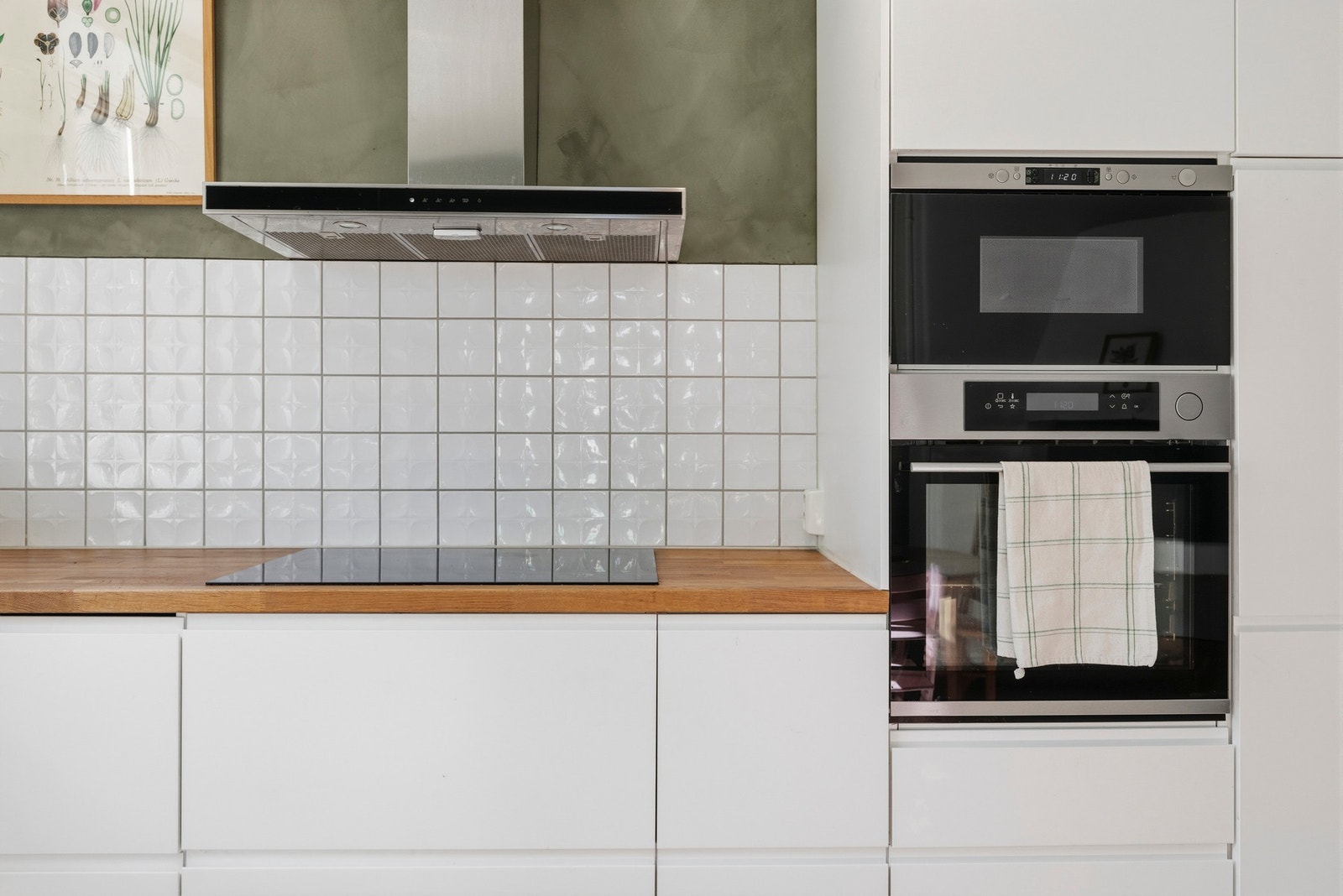 Induksjonstoppen er ekstra bred/stor (78 cm), varmluftsovnen er ekstra stor innvendig og kjøleskapet ekstra stort (314 liter) Galleribilde