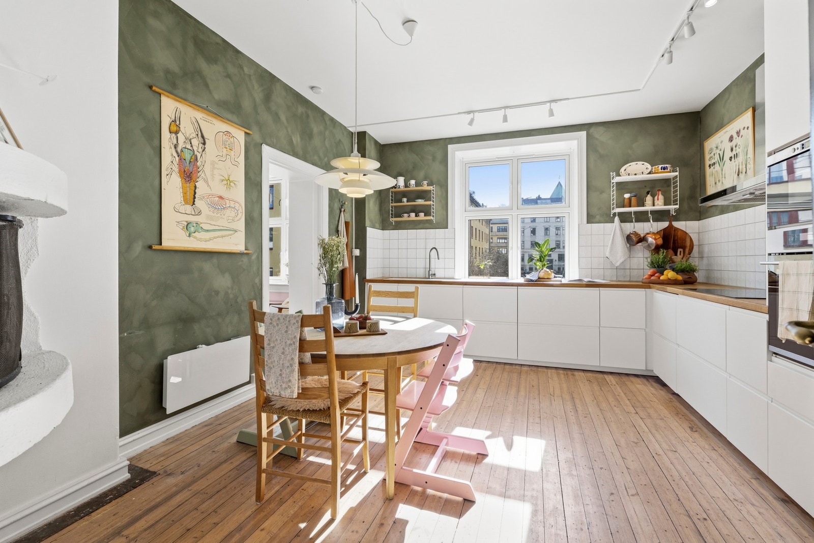 Flott spisekjøkken med peis Galleribilde