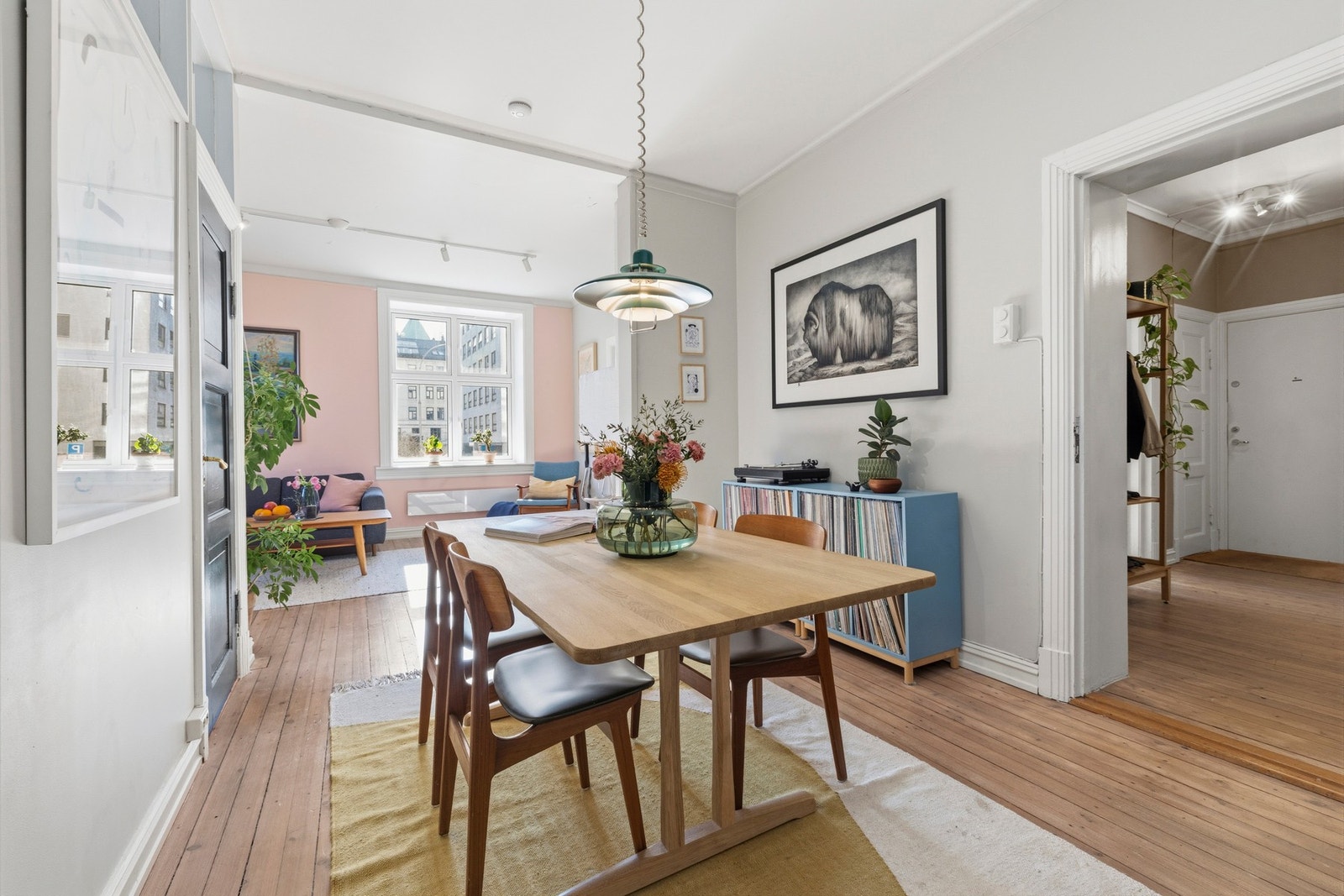 Takhøyden i stuen er målt til ca. 2,83 meter Galleribilde