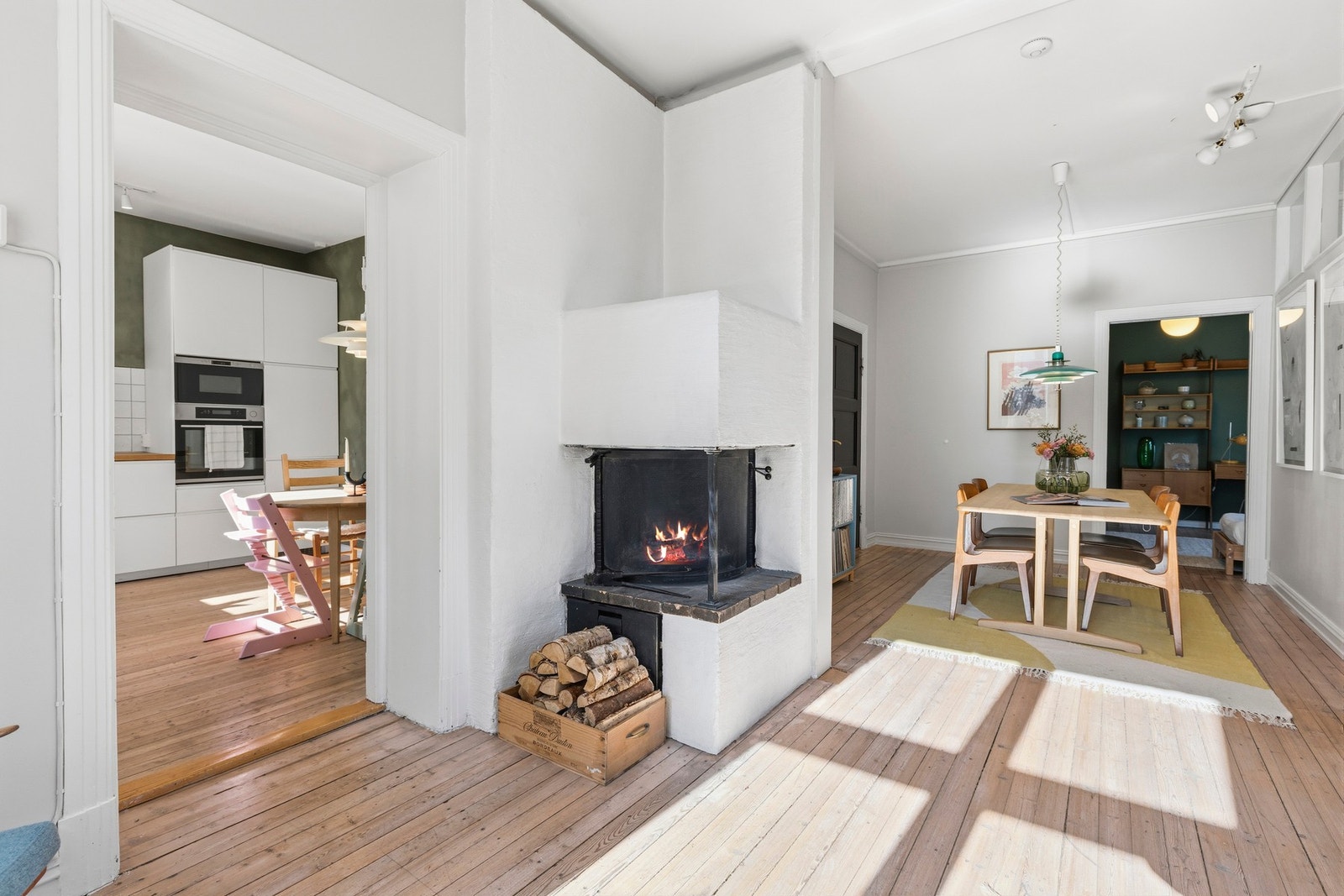 Lys og romslig stue/spisestue med peis Galleribilde