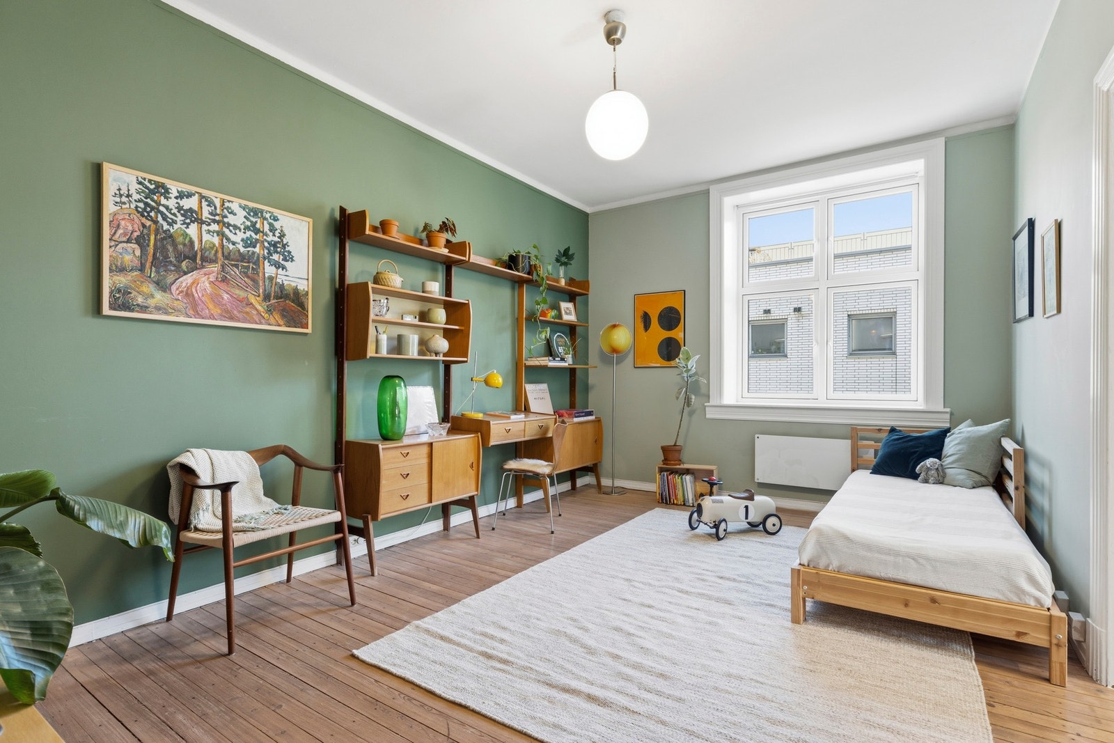 Soverom II - Alle vinduene i leiligheten er nylig skiftet i regi av brl. Galleribilde