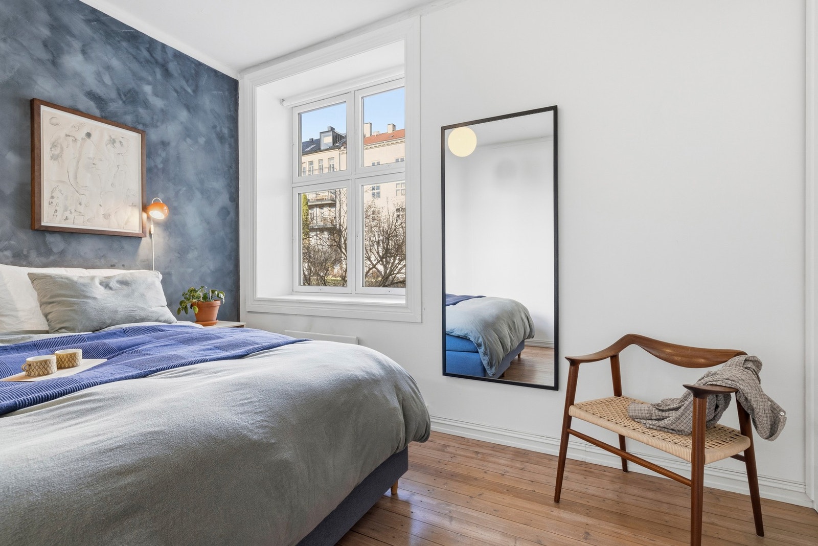 Luftig soverom med nydelig utsyn mot svært idyllisk bakgård Galleribilde