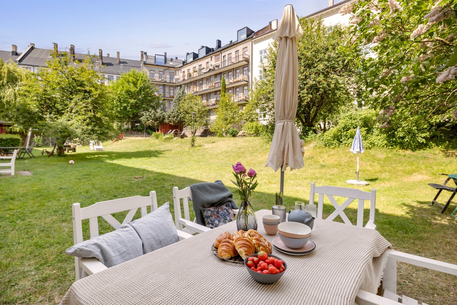 Måltider kan også nytes ute i svært idyllisk og opparbeidet felles bakhage Galleribilde