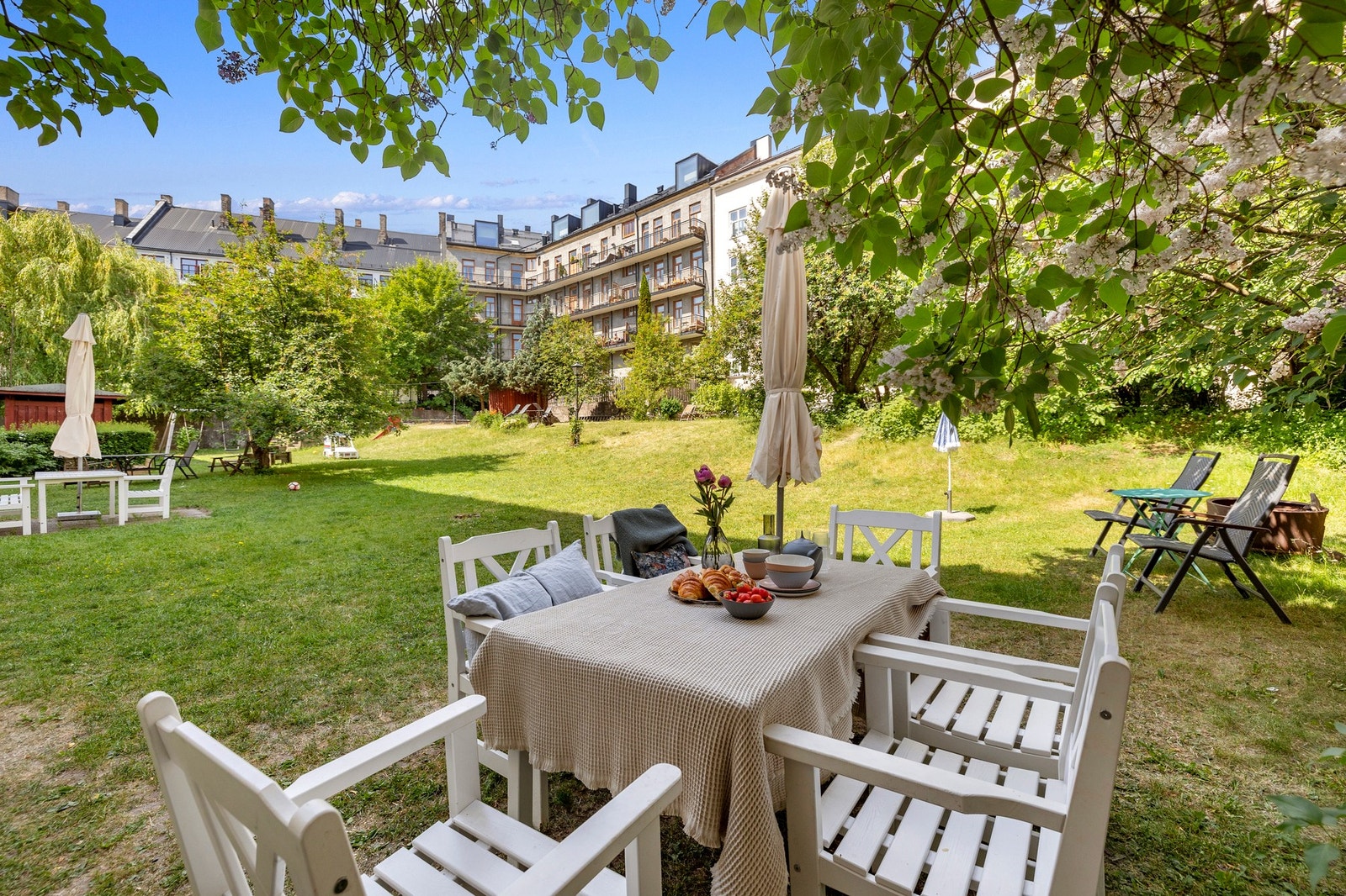 Idyllisk felles bakhage Galleribilde