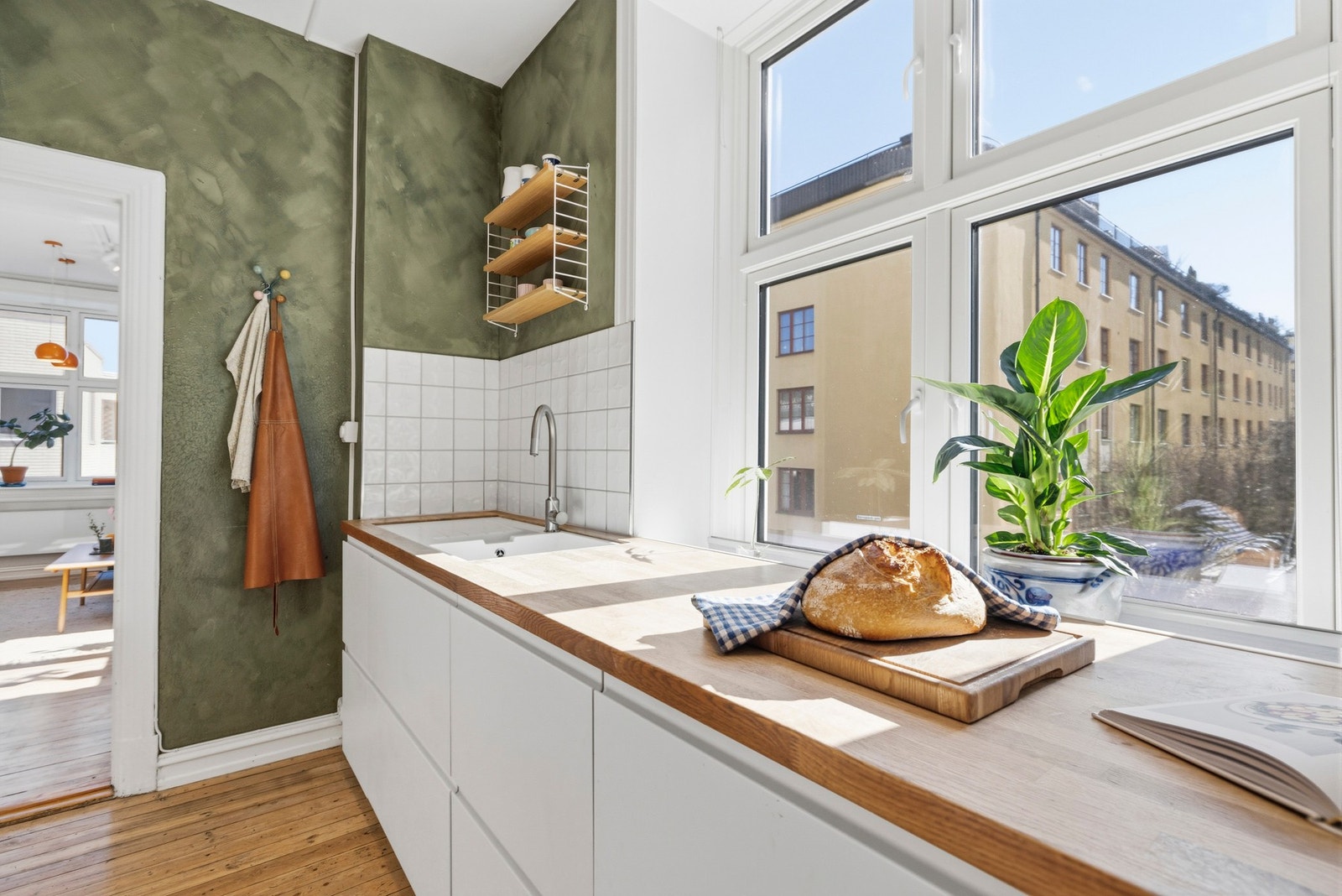 Heltre benkeplate med
undermontert hvit kompositt vask og ett-greps armatur i børstet stål Galleribilde