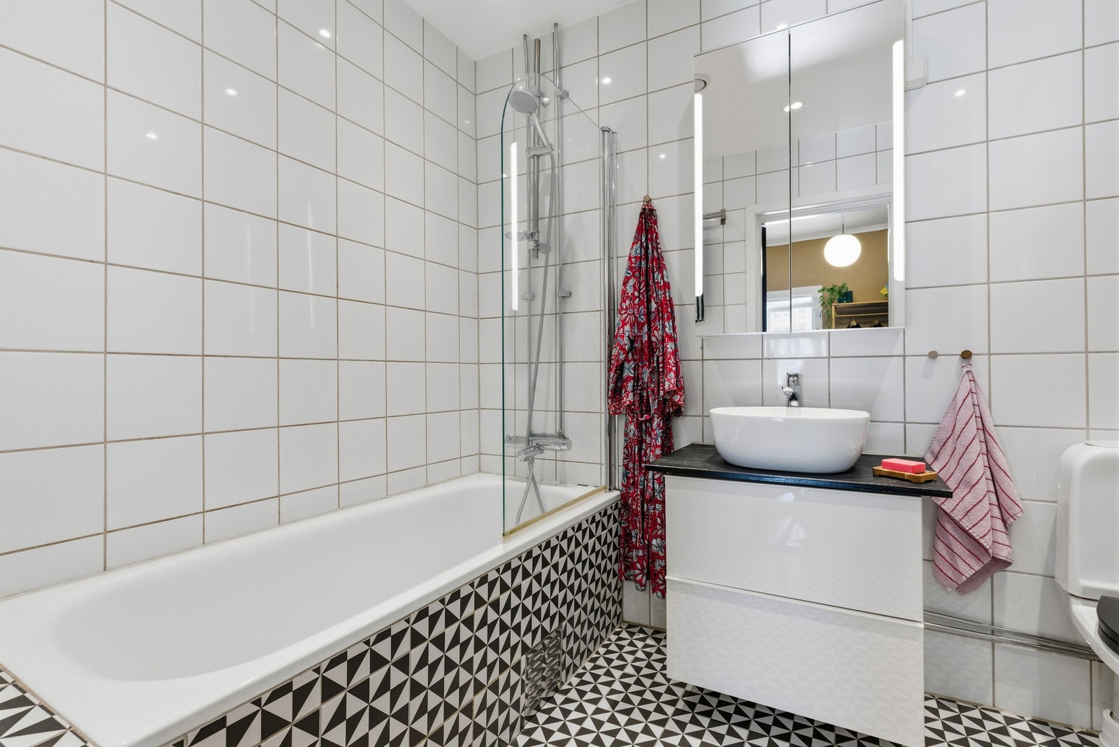 Innmurt badekar med glassvegg, termostatstyrt dusjbatteri i krom med både kran og hånddusj Galleribilde