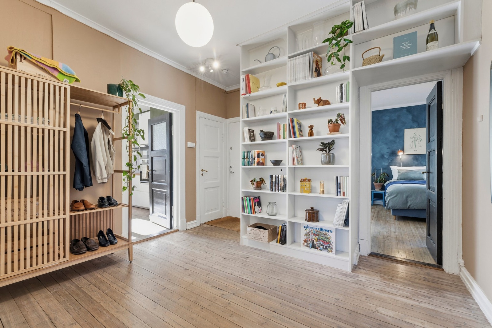 Entré med god plass til oppbevaring av klær og sko i nisje samt innvendig bod Galleribilde