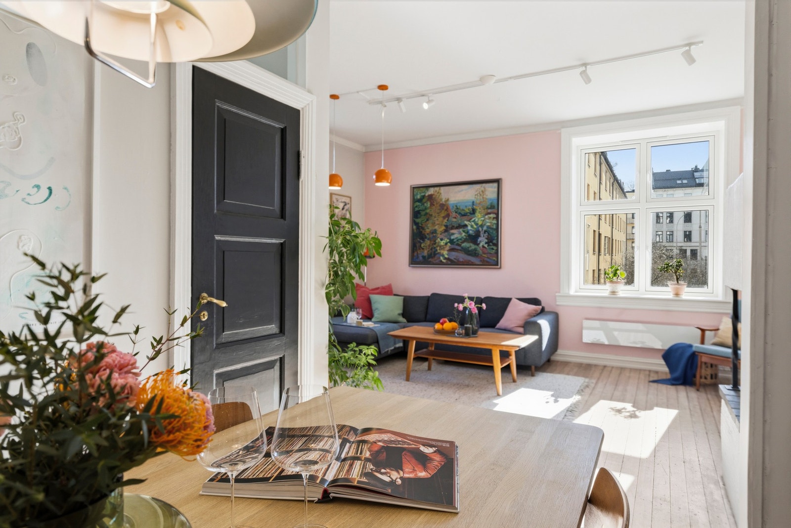 Romslig stue med store vindusflater samt takhøyde på over 2,8 meter bidrar til godt med naturlig lys i leiligheten Galleribilde