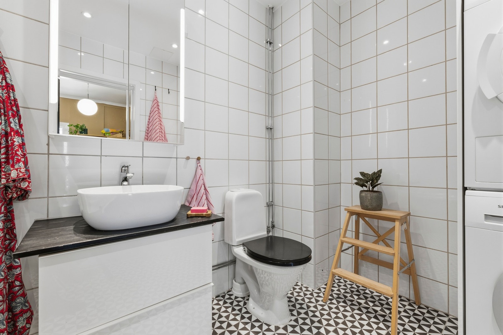 Veggmontert servantinnredning med utenpåliggende vask og ett-greps armatur i krom Galleribilde