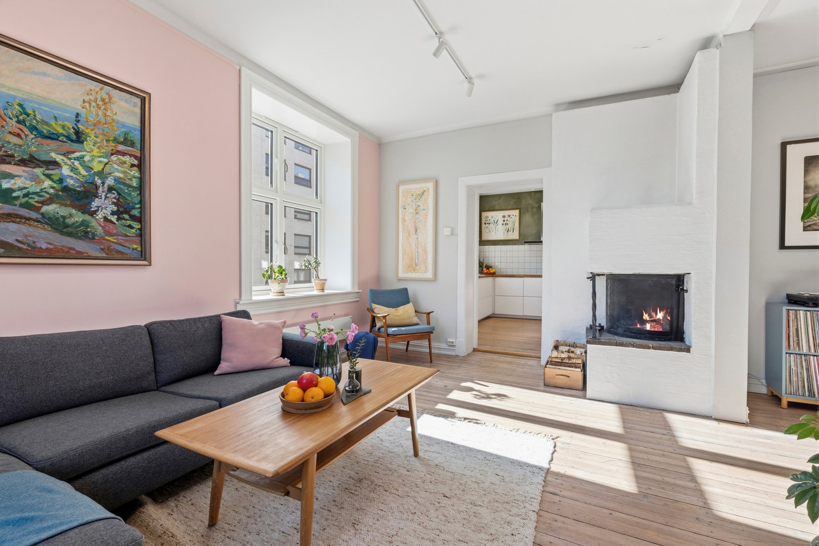 Lys og romslig stue med peis Galleribilde