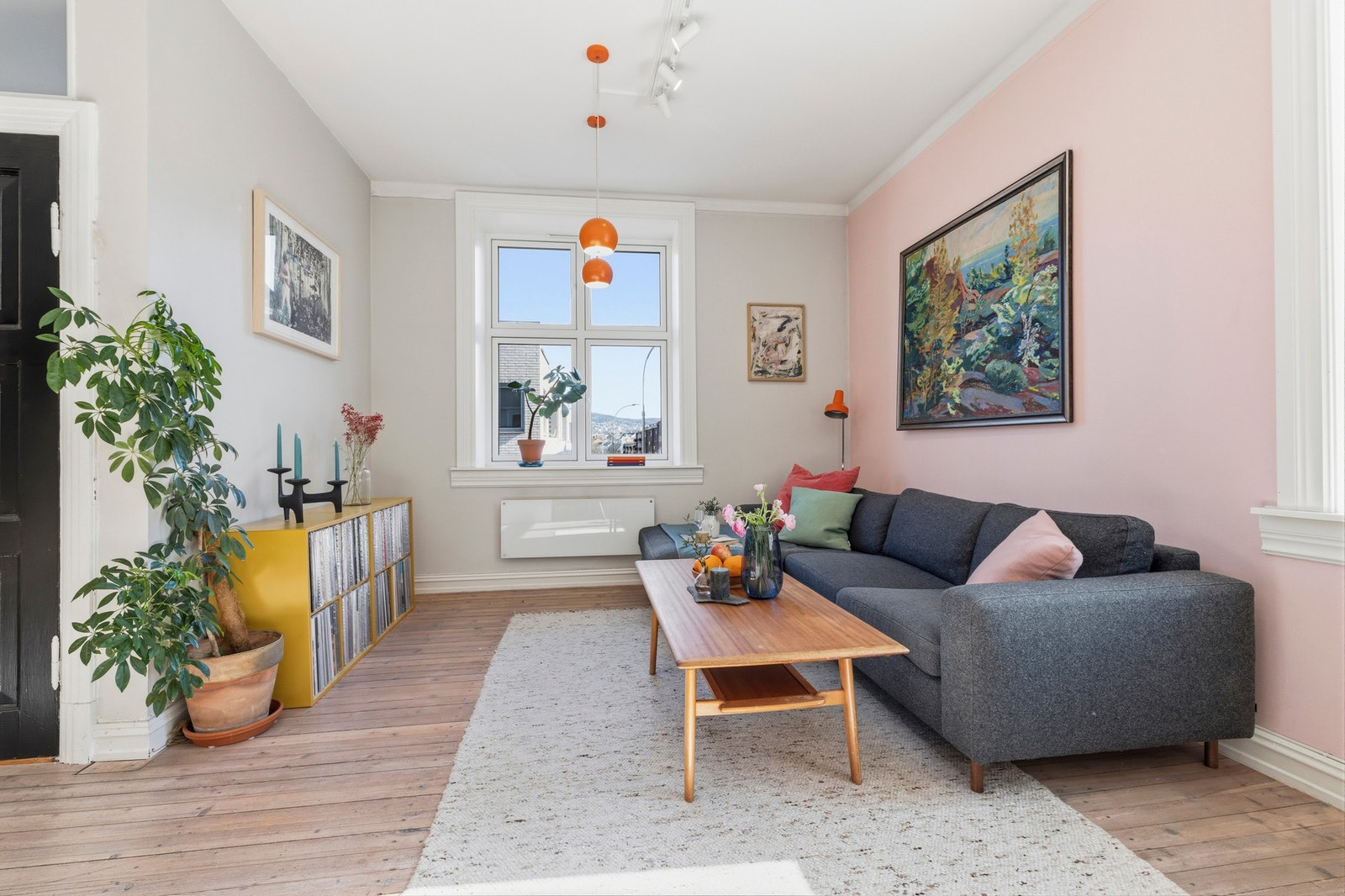 Lys og svært romslig hjørnestue Galleribilde