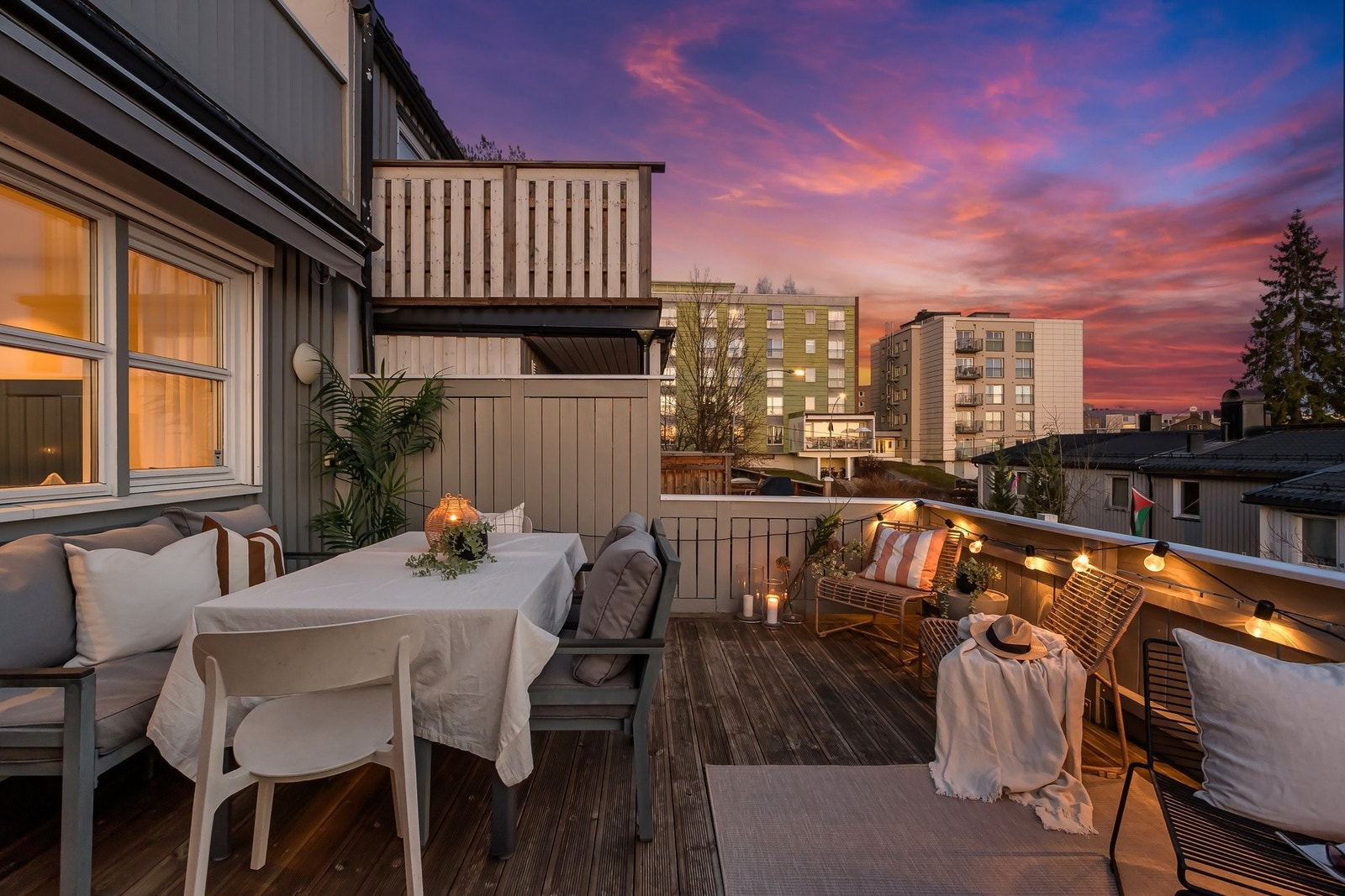 Her er det god plass til både sittegruppe, spisebord og grill Galleribilde