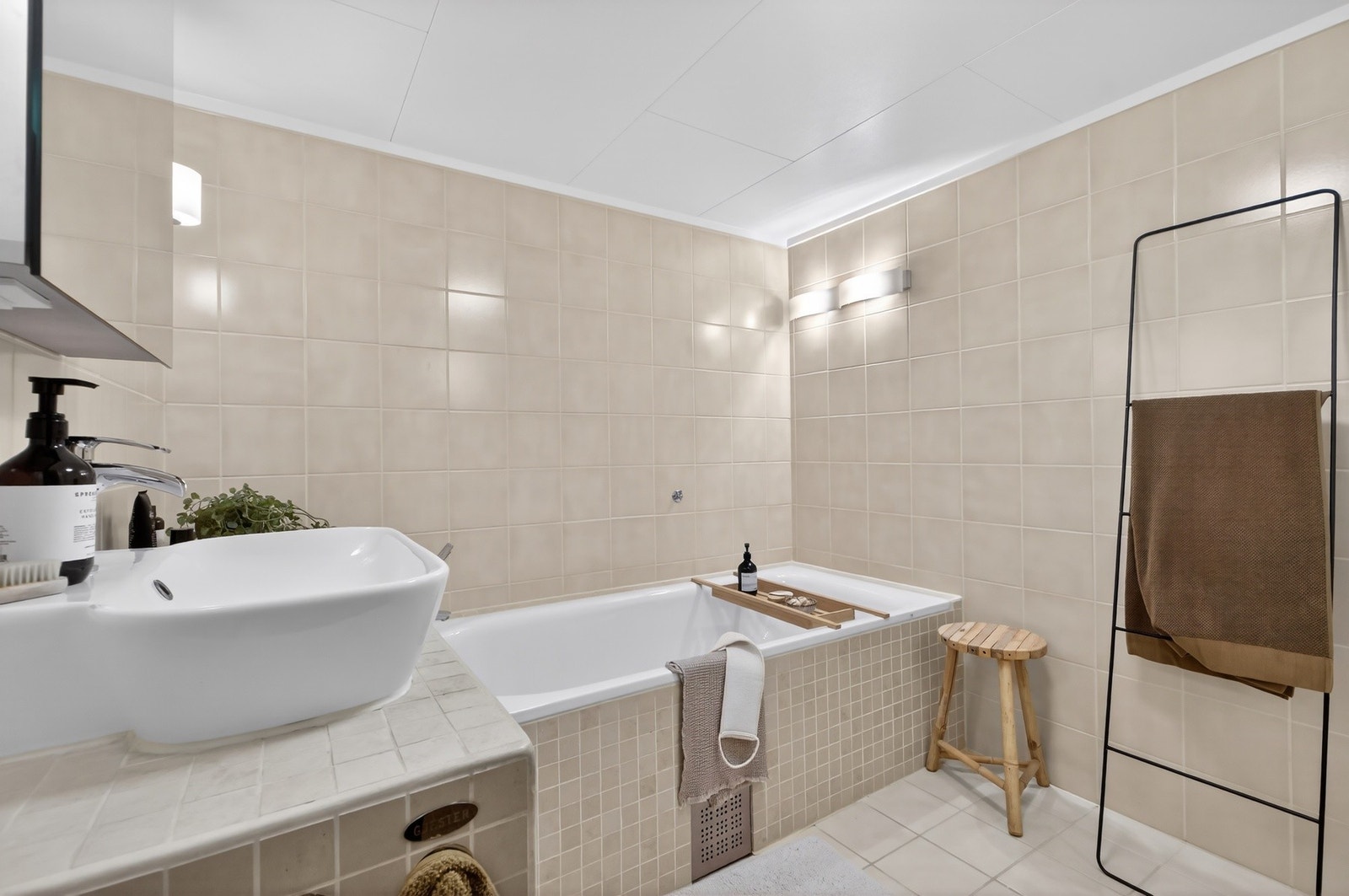 Badet har en praktisk størrelse og badekar som er spesielt godt egnet for barnefamilier eller for de som ønsker mulighet for både dusj og bad Galleribilde