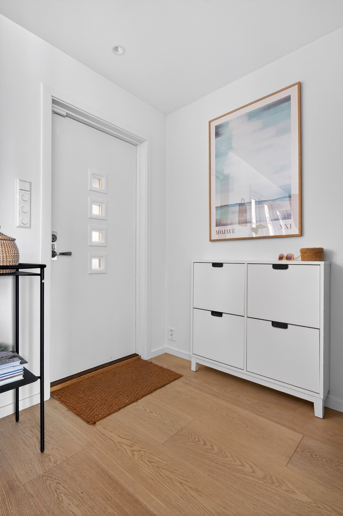 Boligen har en lys og innbydende entré med god plass til oppbevaring av yttertøy og sko Galleribilde