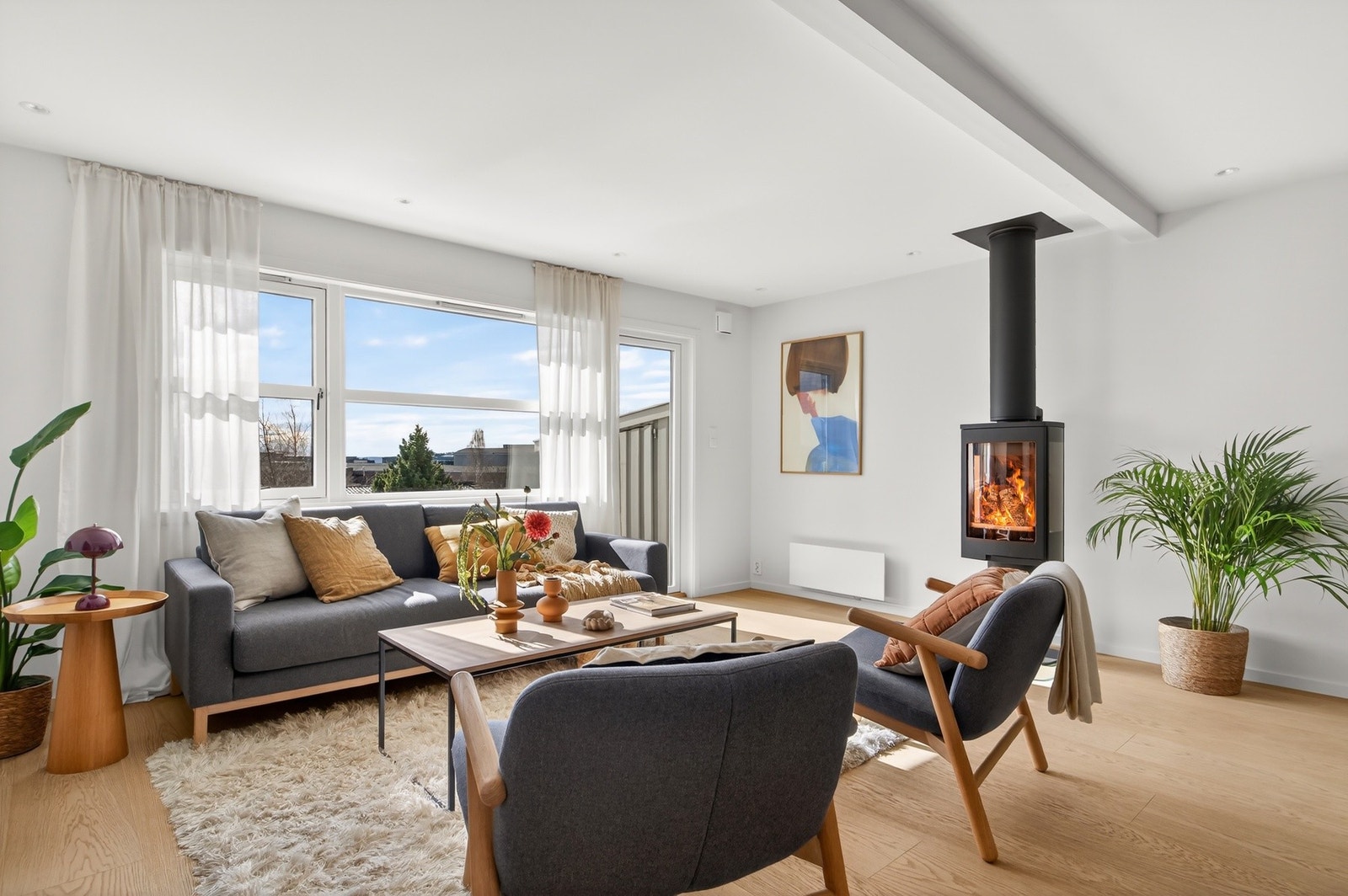 Rommet fremstår lyst og moderne med lyse overflater og enstavs parkett på gulv Galleribilde