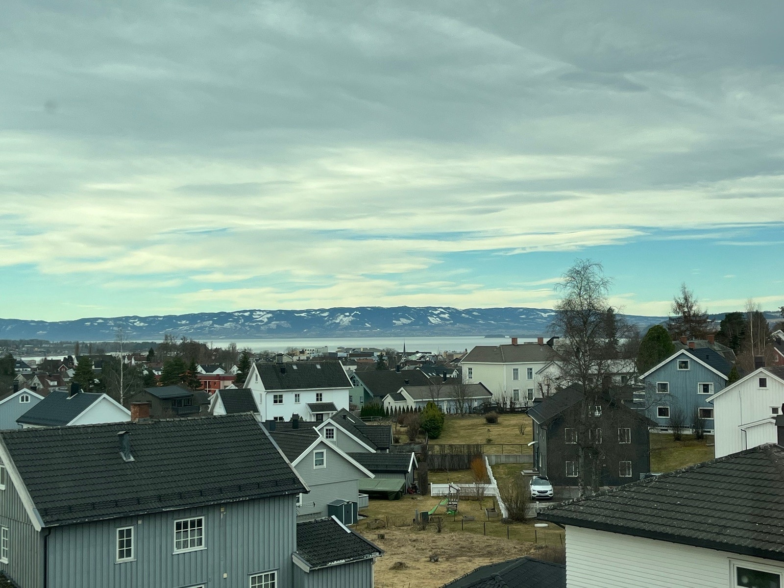 Det er flott utsikt mot Mjøsa og byen fra stuevinduene. Galleribilde