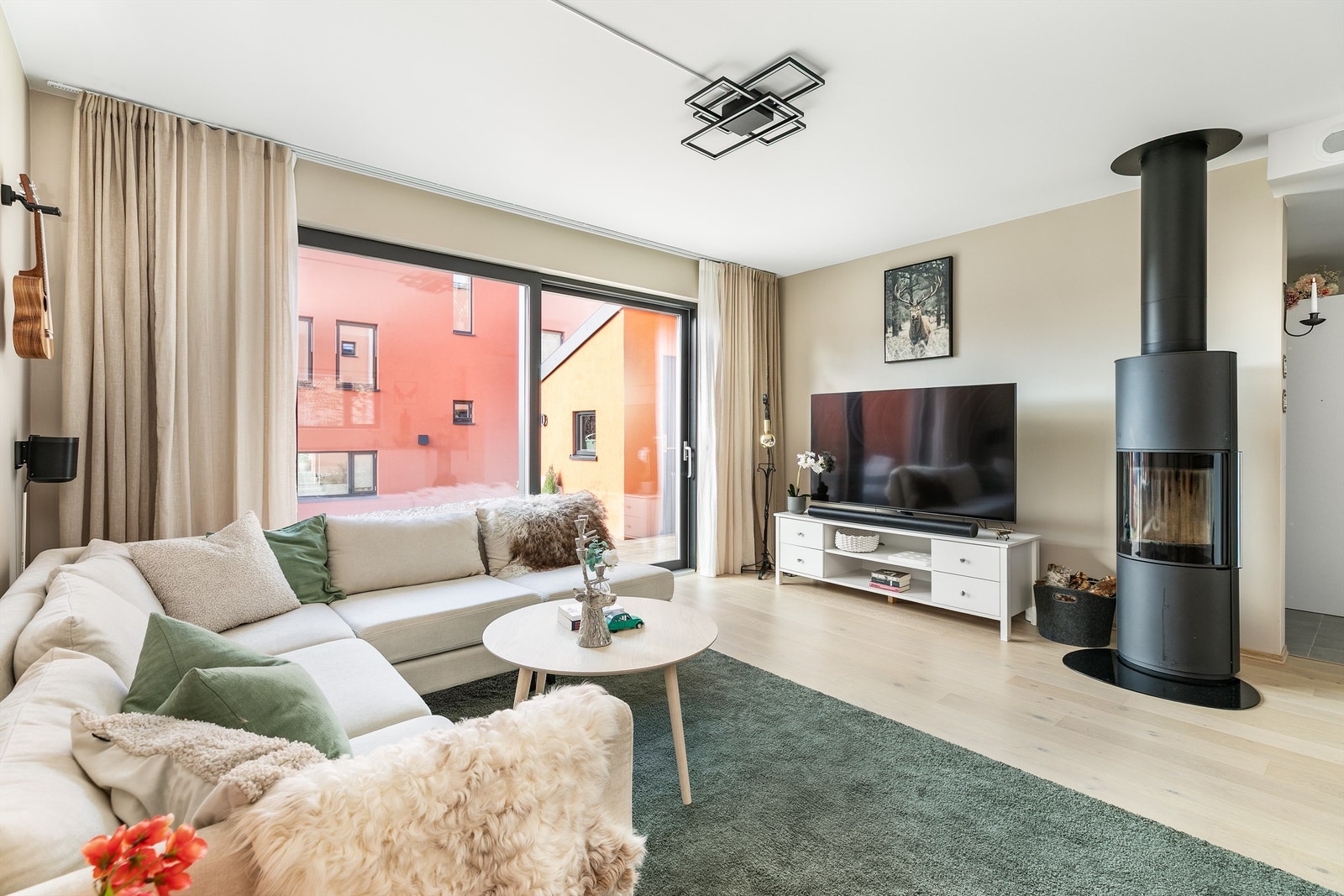 Stuens lekre vedovn fyller også rollen som et elegant møbel, i tillegg til sin varmende og stemningsfremmende funksjon. Galleribilde