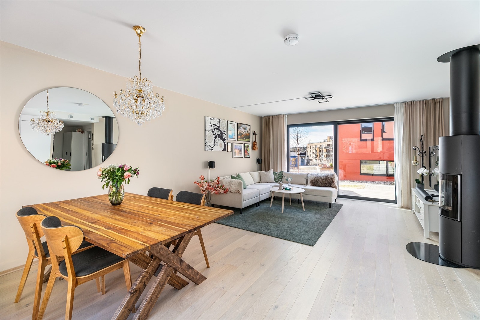 Planløsningen er hensiktsmessig utformet og gir hver av boligens tre etasjer et klart definert formål. Første etasje er i praksis en eneste stor sosial sone. Galleribilde