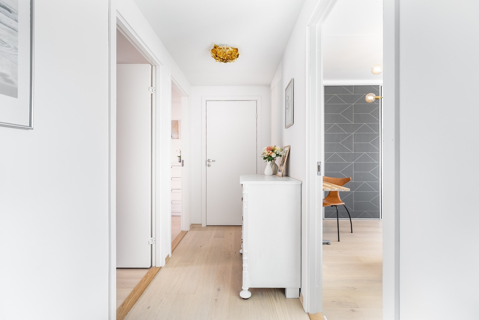 Andre etasje kan gjerne omtales som soveromsetasjen. Her er badet og boligens tre soverom samlet på én og samme flate, i tillegg til en liten bod på ca. 1,3 kvm. innerst i gangen. Galleribilde