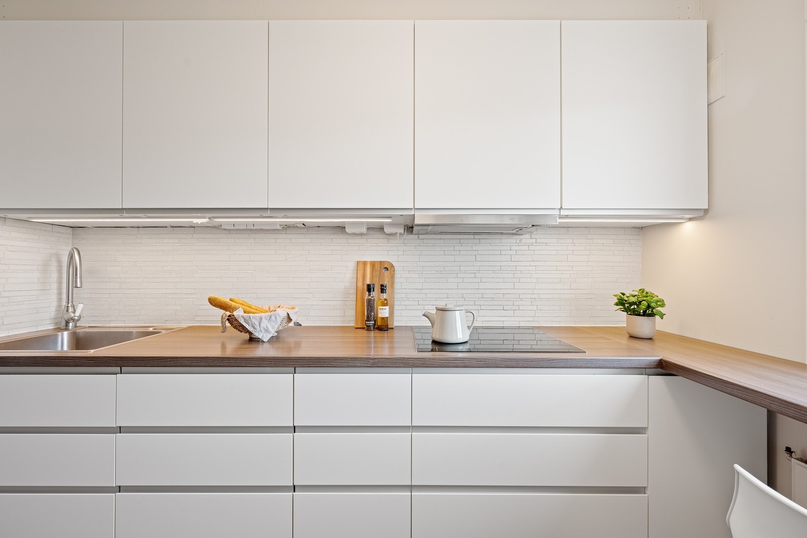 Innredningen består av moderne løsninger fra IKEA, med glatte fronter og en slitesterk laminert benkeplate som gir et rent og tidløst uttrykk. Galleribilde