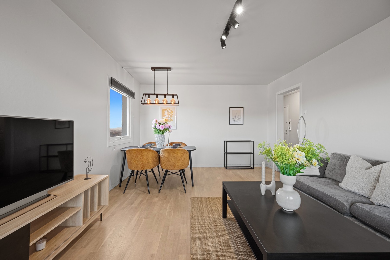 Her er det rikelig plass til en stor sofagruppe, TV-løsning og en romslig spiseplass som inviterer til både hverdagsmiddager og hyggelige sammenkomster. Galleribilde