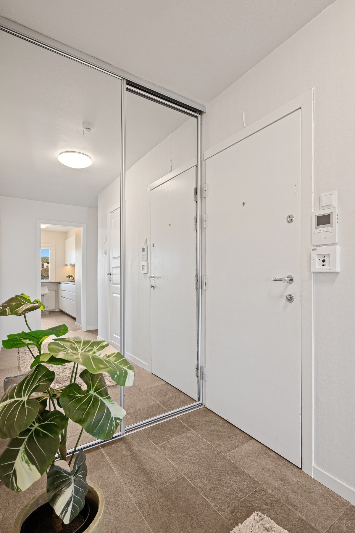 Her finner du en romslig skyvedørsgarderobe med rikelig plass til både yttertøy, sko og praktisk oppbevaring. Galleribilde