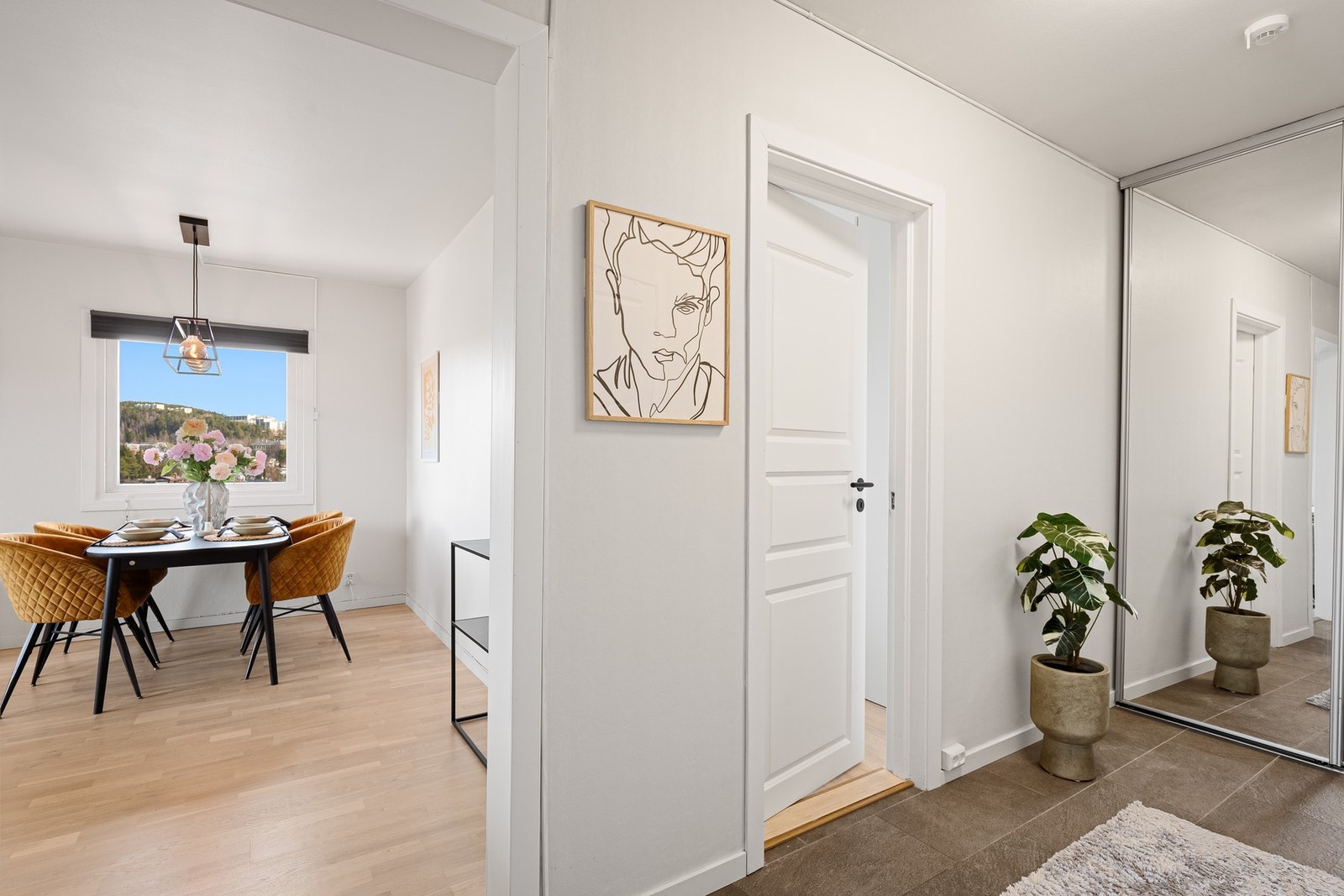 Veggene består av malte plater og malt mur. Galleribilde
