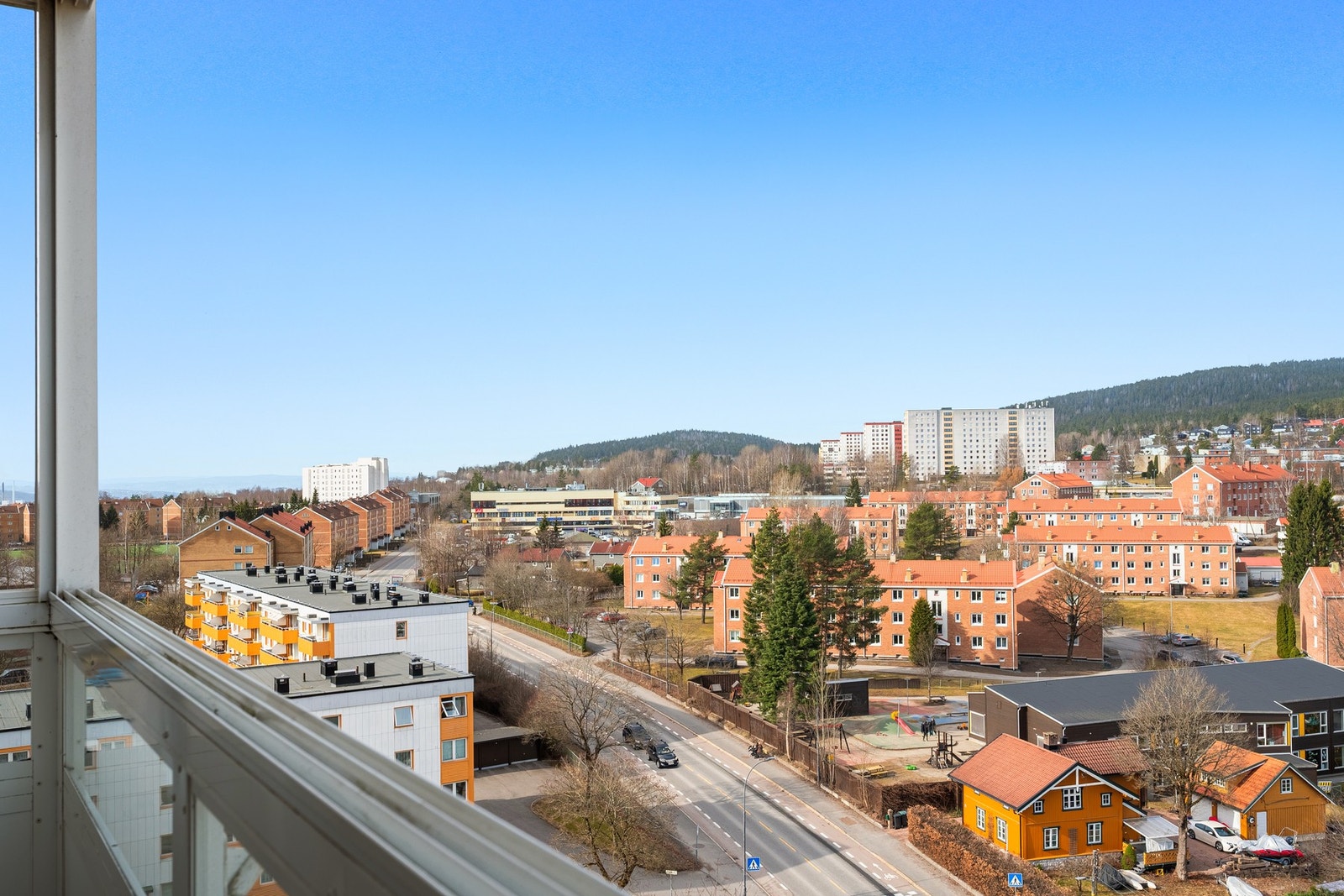 Dette er en lys og innbydende 3-roms topp- og hjørneleilighet med fantastisk utsikt fra 11. etasje! Galleribilde