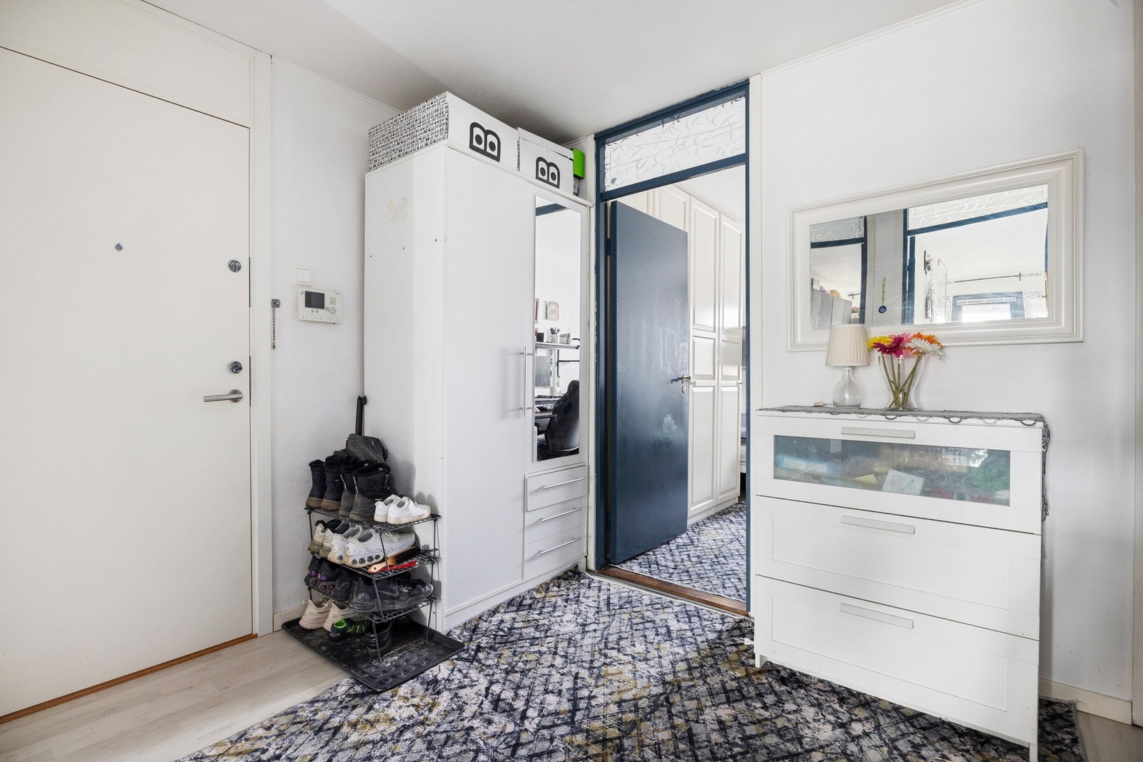 Entré med plass til oppbevaring av yttertøy og sko. Galleribilde