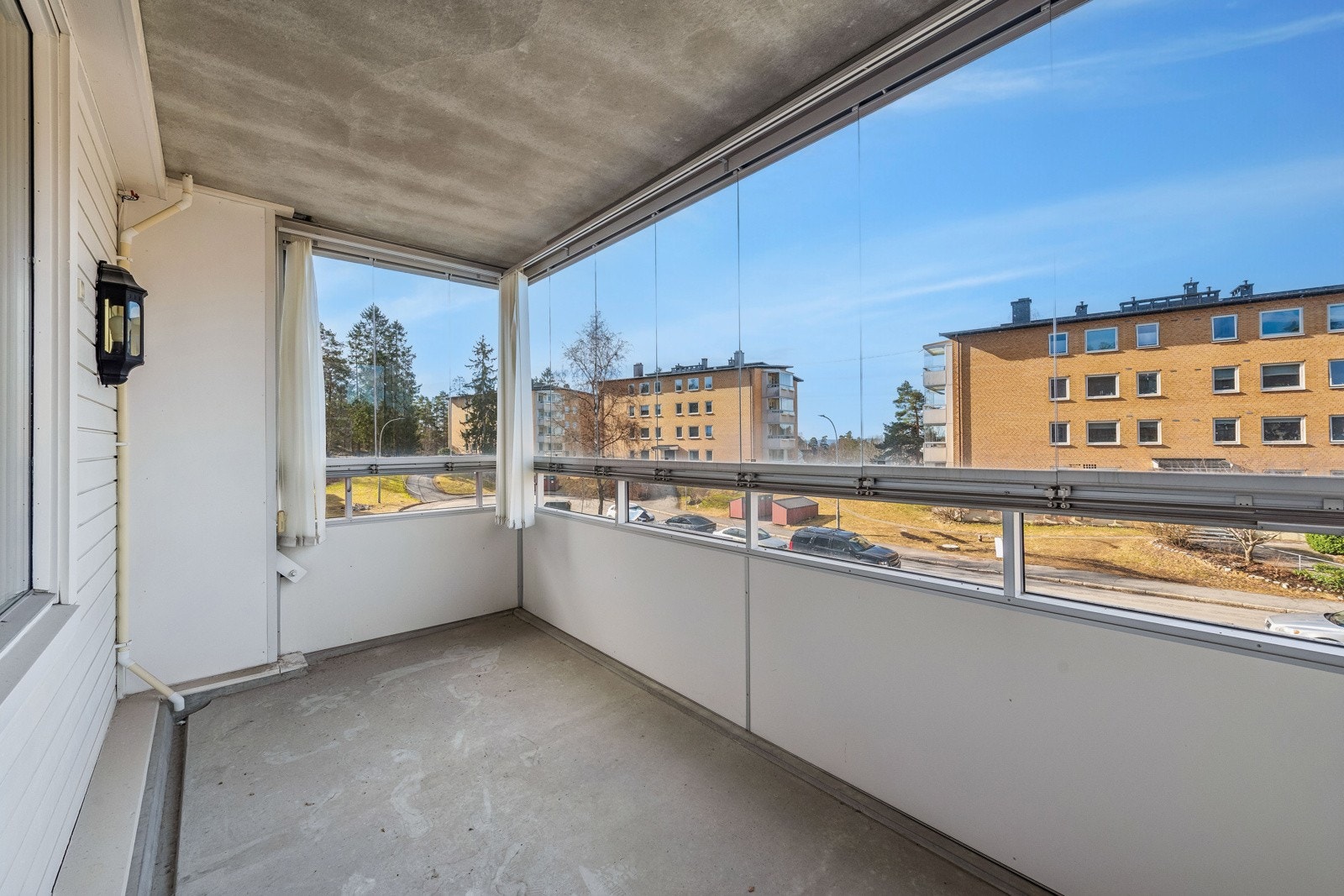 Vestvendt, innglasset balkong der innglassingen kan åpnes opp på godværsdager. Galleribilde
