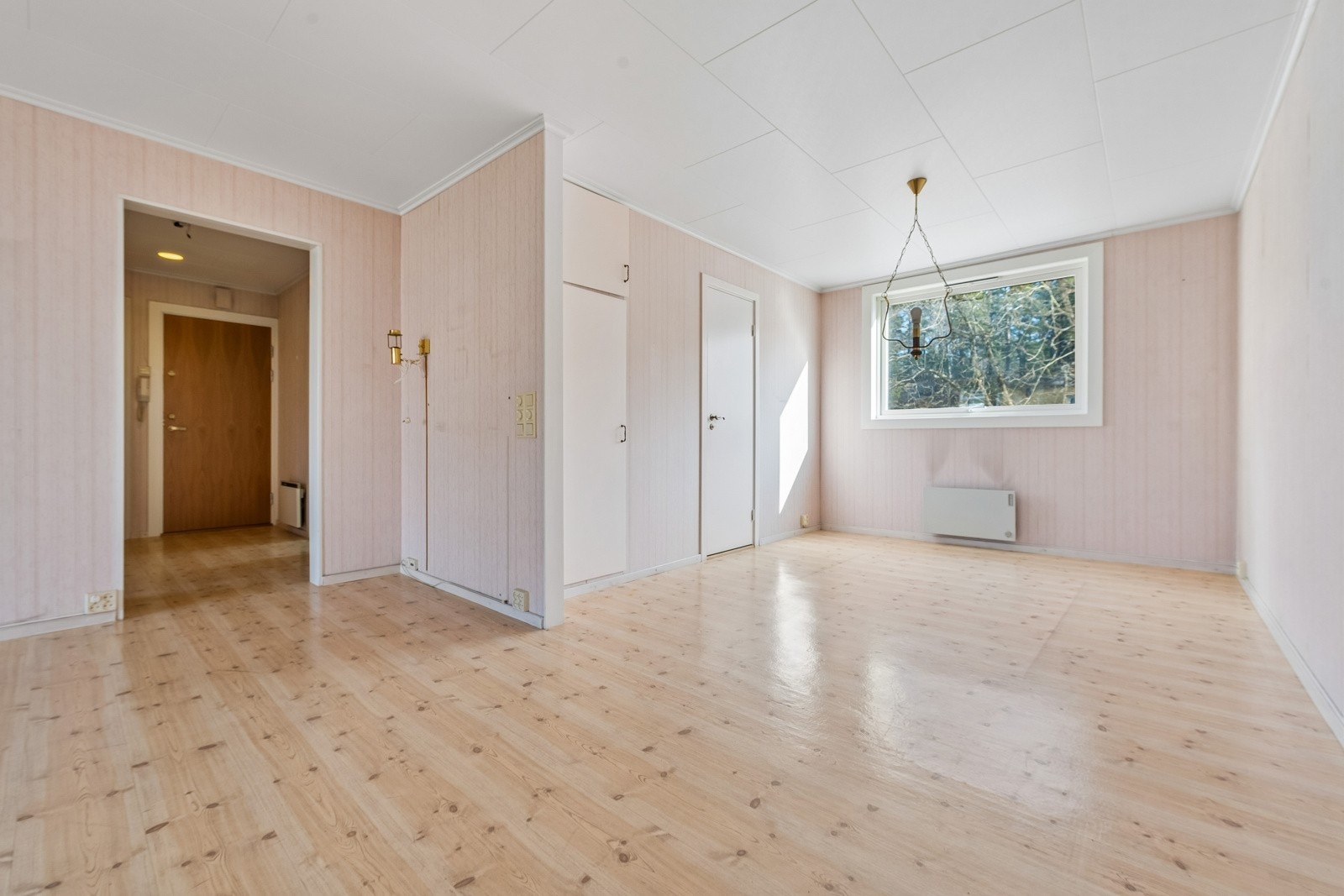Lys og romslig stue med flere innredingsmuligheter. Galleribilde