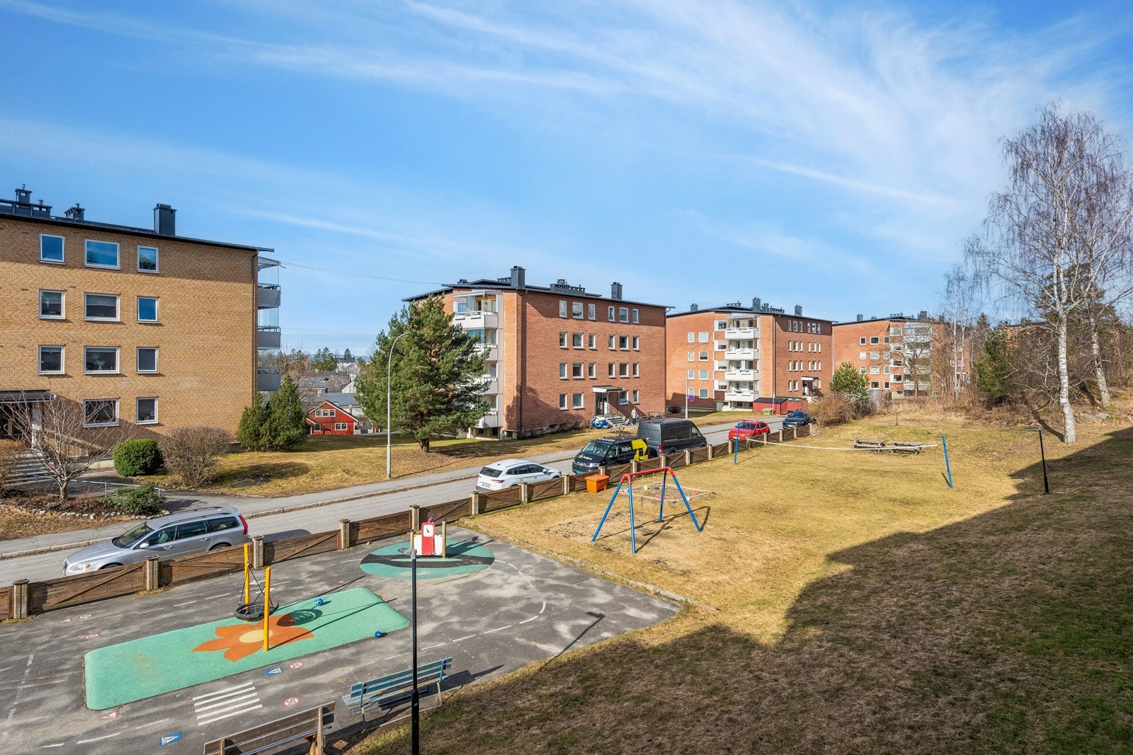 Hyggelig utsikt fra balkongen mot nærområdet. Galleribilde