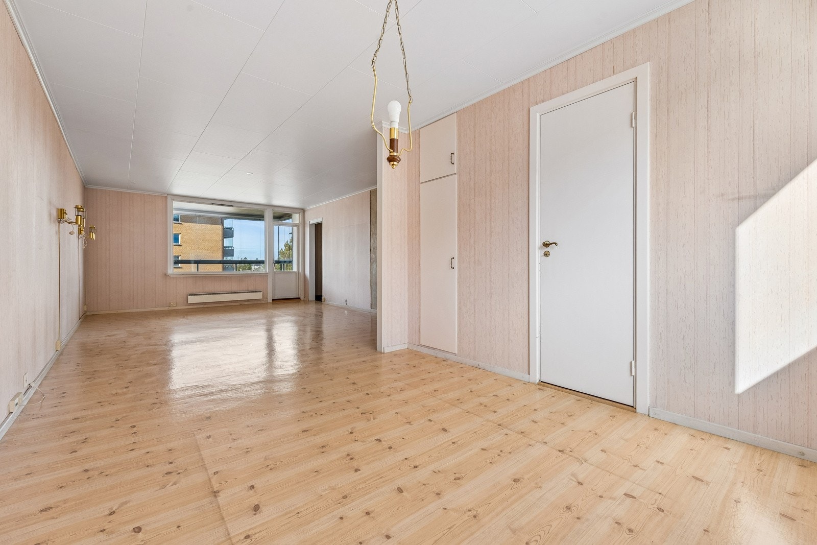 Gjennomgående leilighet med masse lys opg flere møbleringsmuligheter. Galleribilde
