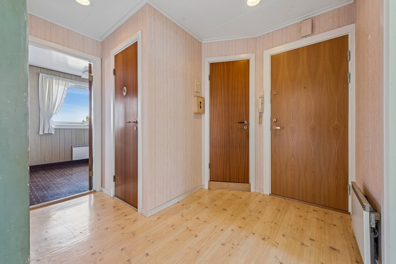 Stor og åpen entre/gang med dørcalling. Galleribilde