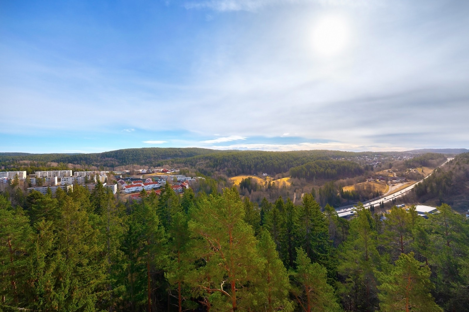 På soverommet er det heller ingen innsyn - Her ser man utover Østmarka og Sørmarka Galleribilde