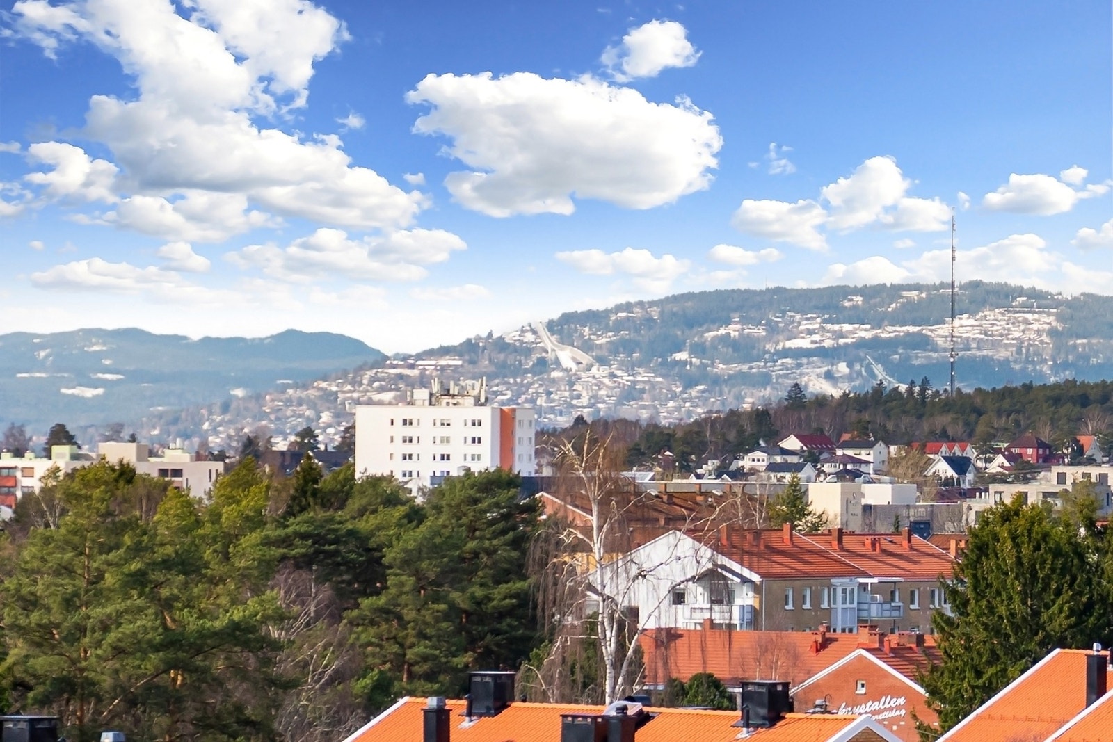 I den andre retningen ser man Holmenkollen og Tryvannstårnet Galleribilde