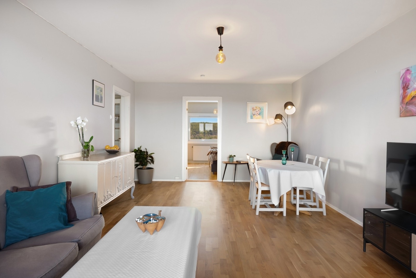 Stor stue med god plass til sofagruppe og spisebord Galleribilde