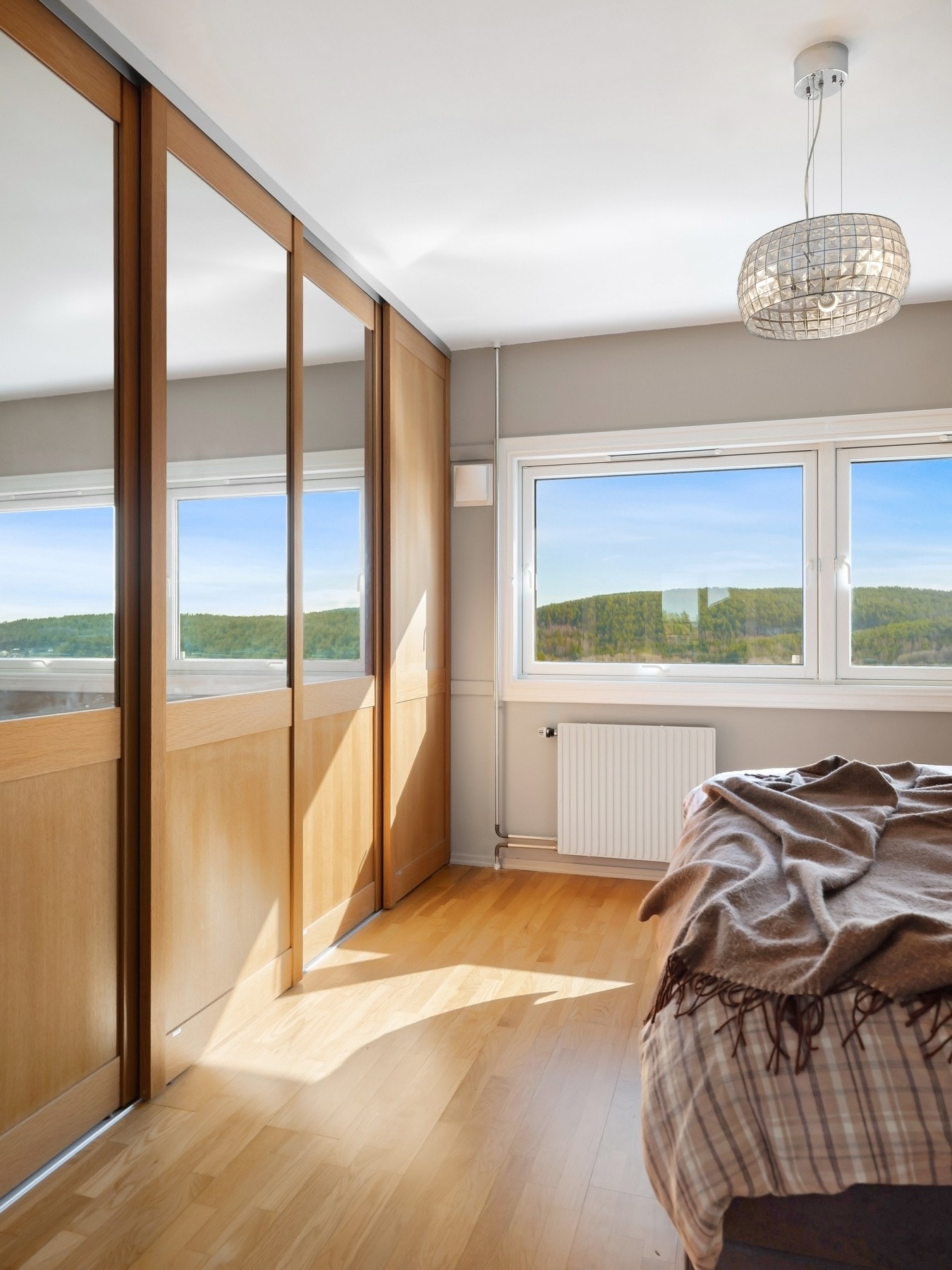 Romslig skyvedørsgarderobe med mye oppbevaringsplass Galleribilde