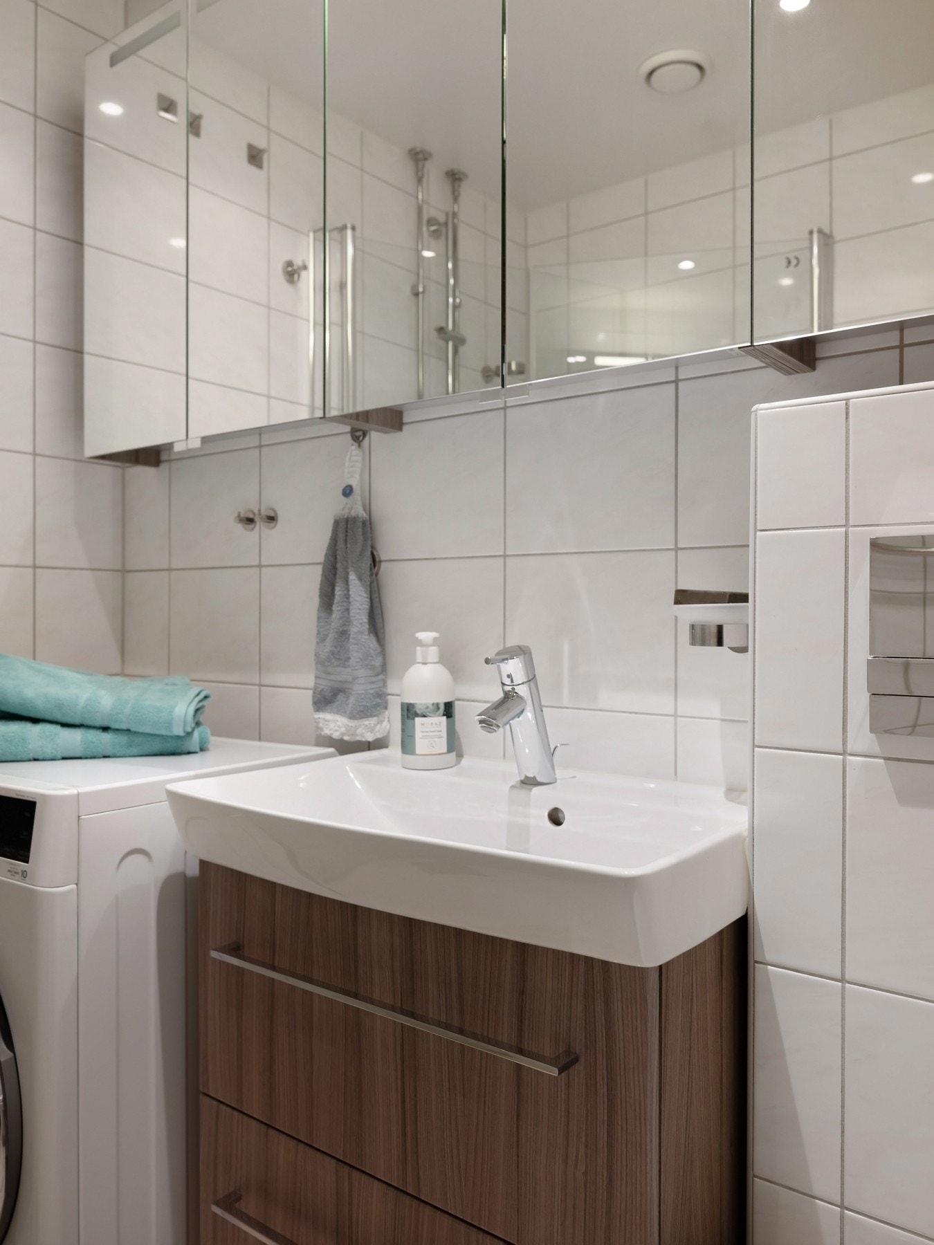 Badet er utstyrt med gulvvarme, downlights og vegghengt toalett Galleribilde