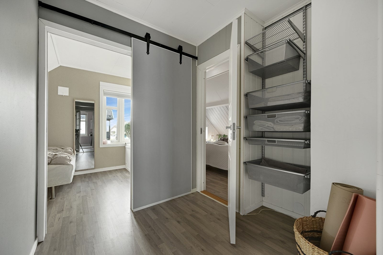 Gang med åpen garderobeløsning og adkomst inn til to av soverommene i 2.etg. Galleribilde