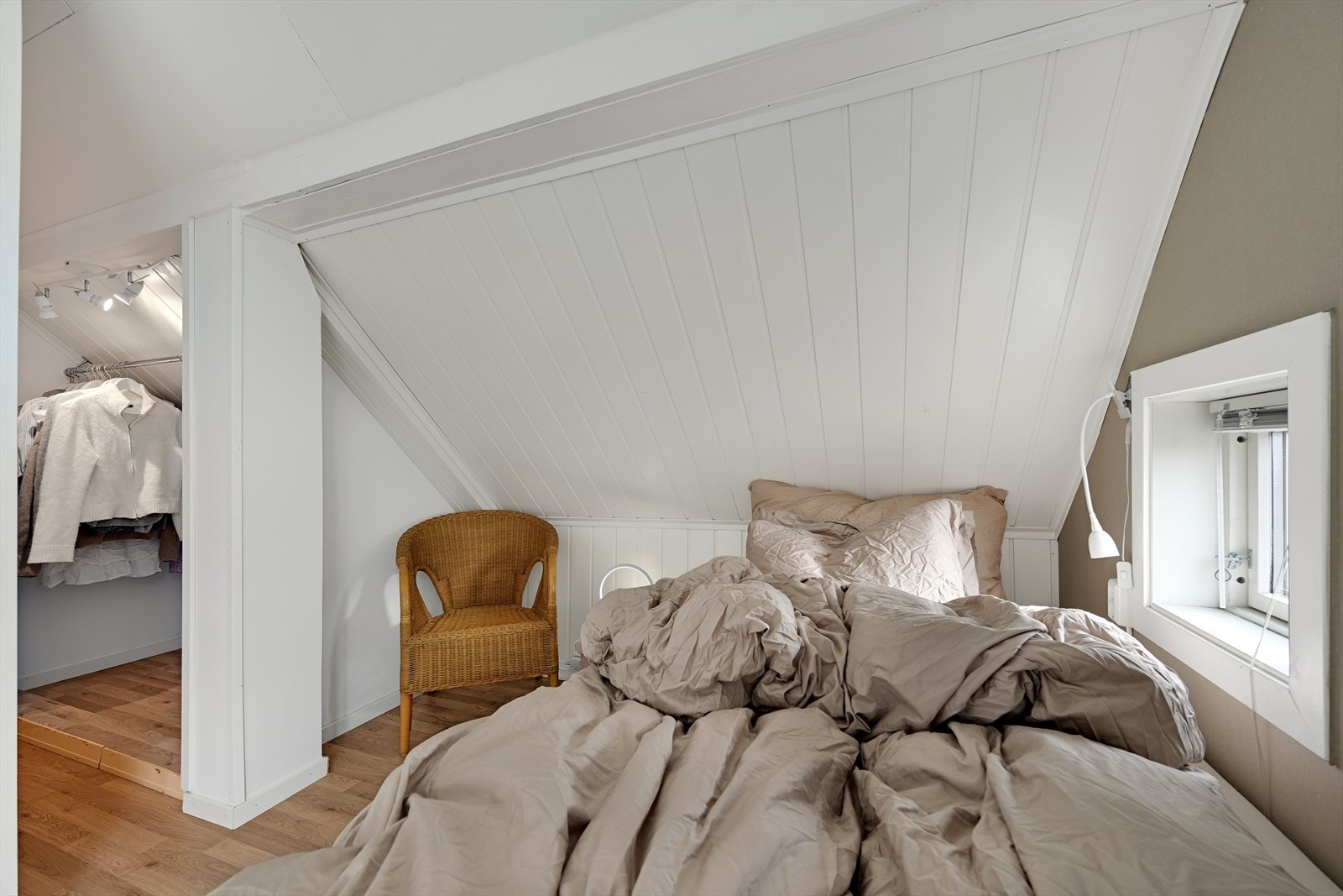 Koselig soverom med eget garderoberom. Galleribilde