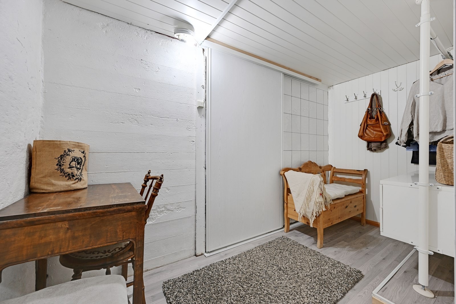 Rom innredet til garderoberom i kjeller. Skyvedør ut til bod og med videre trappeadkomst opp til hovedetasjen. Galleribilde