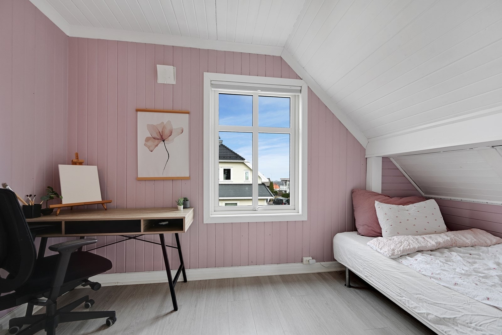 Lyst og romslig soverom med malt panel i tak og på vegger. Galleribilde