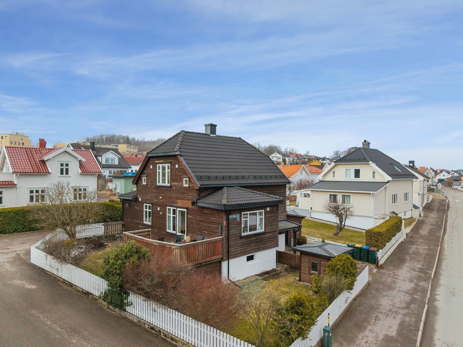 Fasaden sett fra Arne Beckers gate. Innkjørsel med parkering på egen grunn. Galleribilde