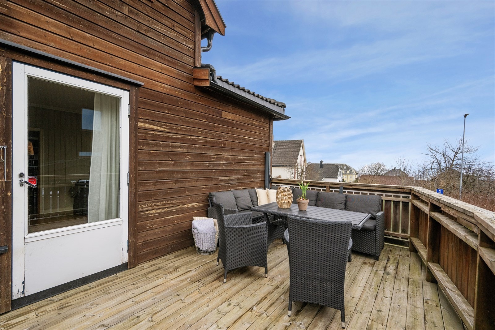 Utgang til terrasse fra stue/spisestue. Galleribilde