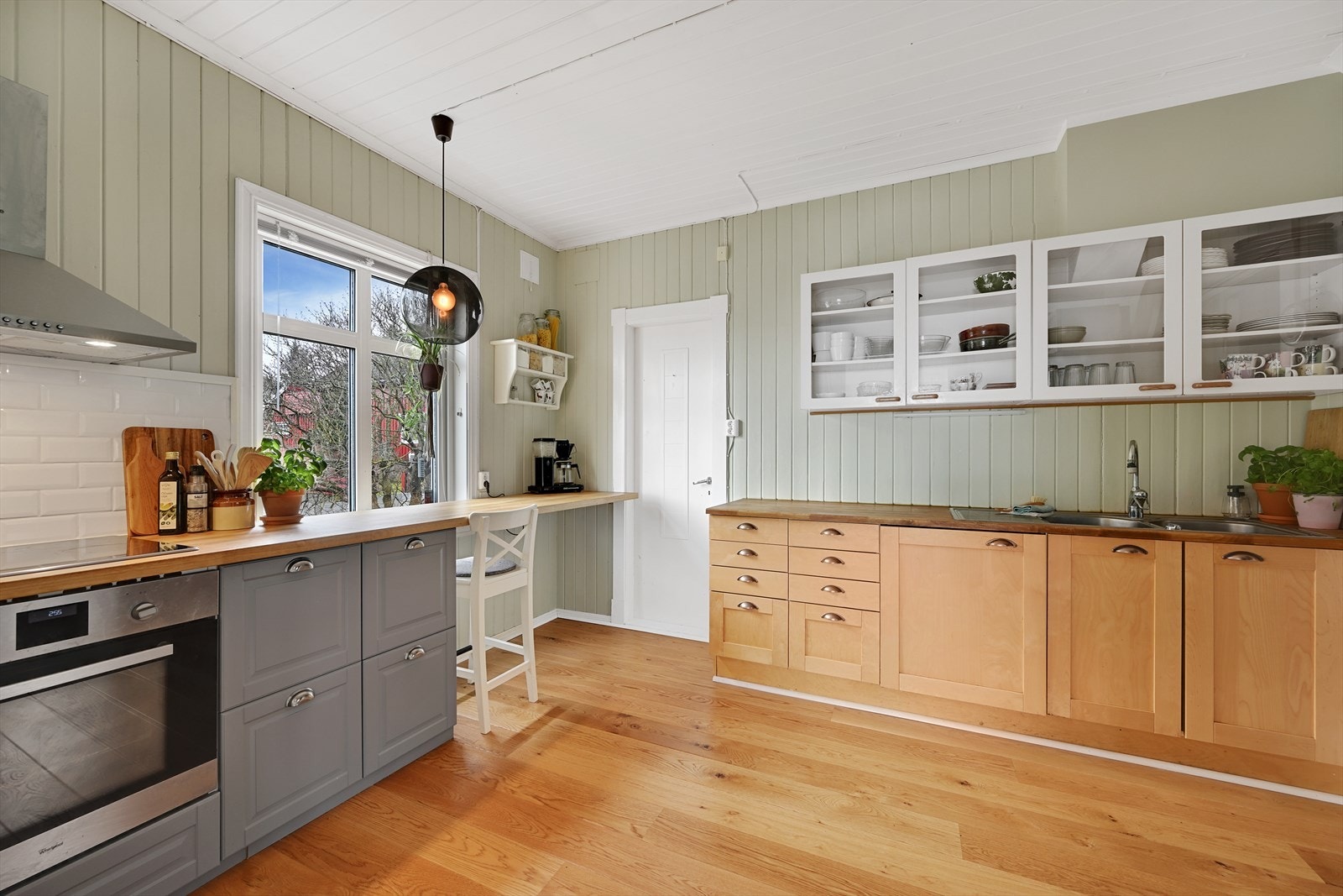 Romslig og lunt kjøkken med godt med skap- og benkeplass. Galleribilde