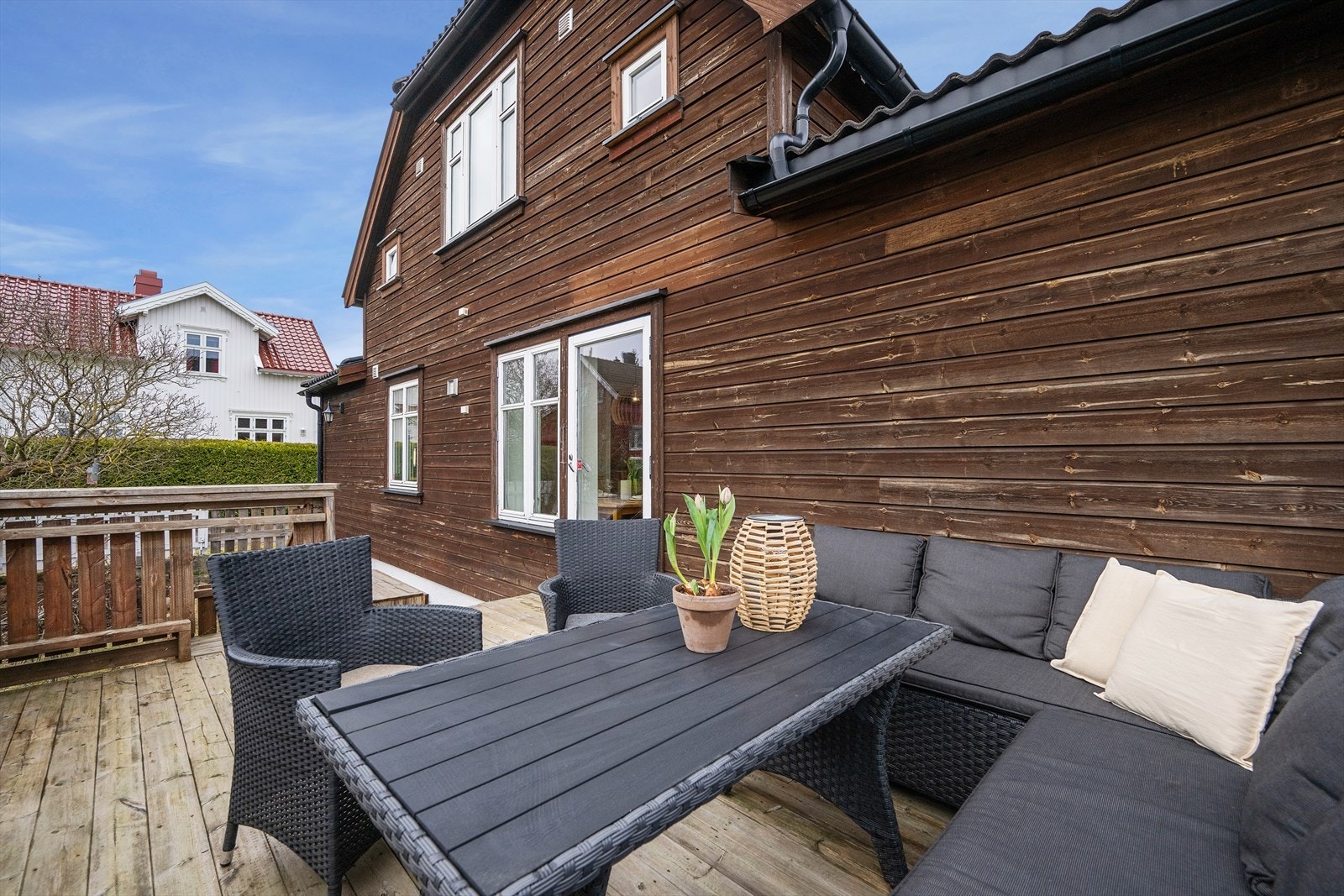Fra terrassen er det også trapp ned til bakkeplan. Galleribilde
