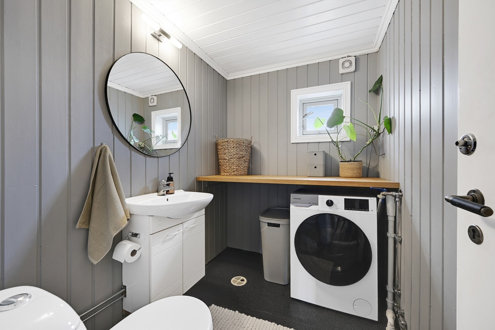 Tilbygget areal innredet til toalett med opplegg for vaskemaskin. Galleribilde